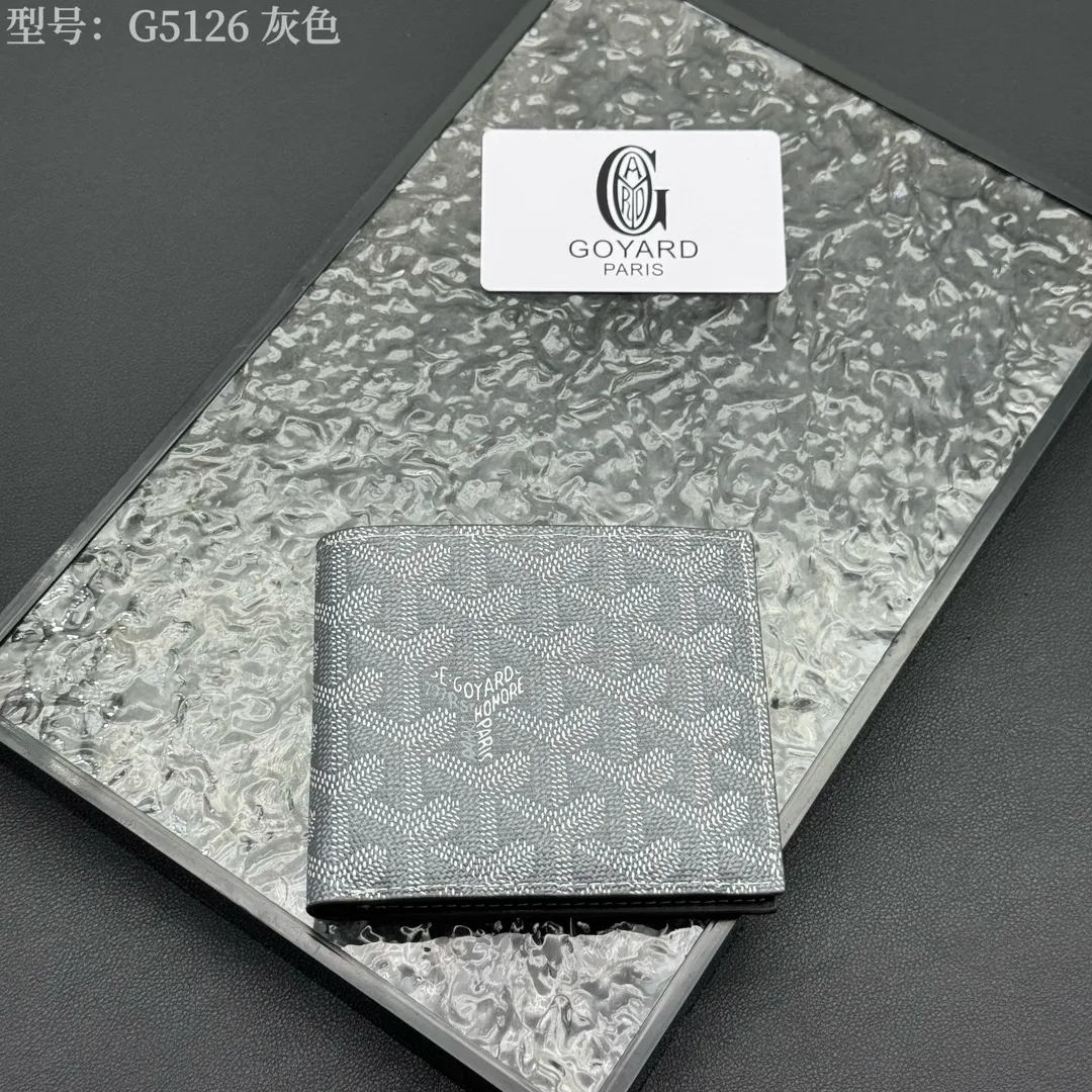 💰130 💎Upgraded original version 𝐠𝐨𝐲𝐚𝐫𝐝 Hot style ❤️Goyard wallet short style, Goyard 8-slot card slot wallet, the texture is directly stretched to the full mark, it can hold about 8-10 cards, it can hold cash, it is thin and does not stand up, it is classic, practical and attractive! If you want to create a short clip with a feeling that is different from others and has a deep taste, it must be him! size: 11*9 (cm) model: G5126