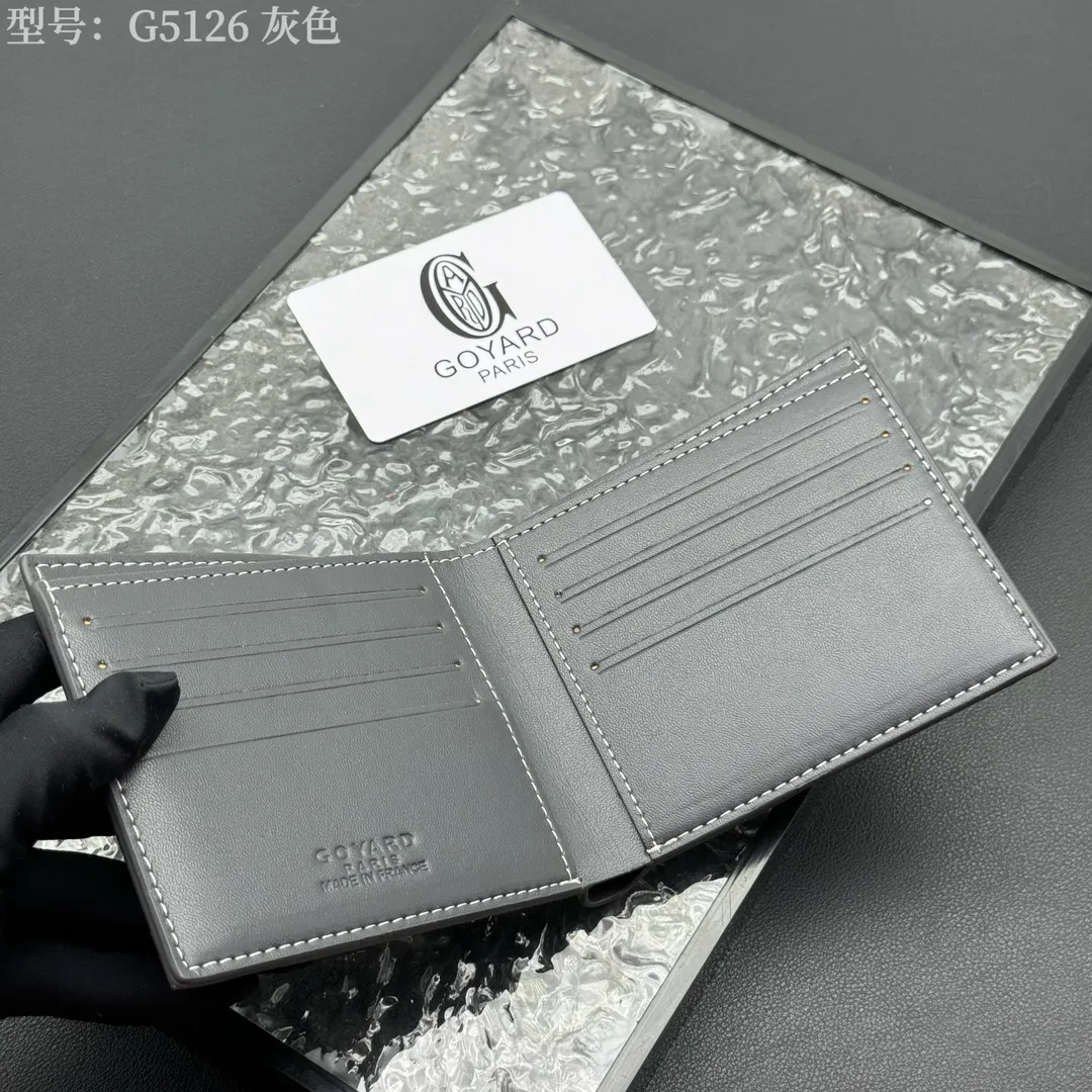 💰130 💎Upgraded original version 𝐠𝐨𝐲𝐚𝐫𝐝 Hot style ❤️Goyard wallet short style, Goyard 8-slot card slot wallet, the texture is directly stretched to the full mark, it can hold about 8-10 cards, it can hold cash, it is thin and does not stand up, it is classic, practical and attractive! If you want to create a short clip with a feeling that is different from others and has a deep taste, it must be him! size: 11*9 (cm) model: G5126