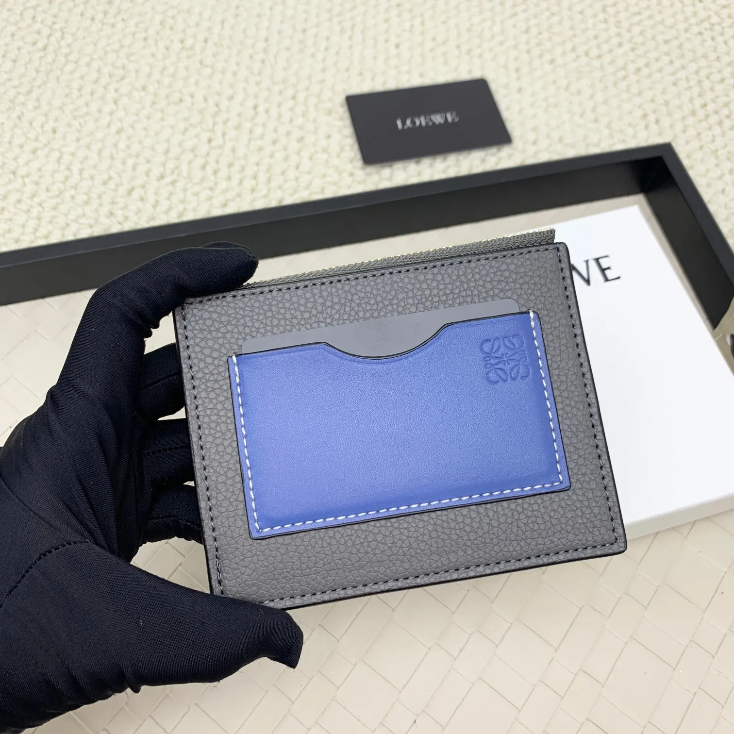 💰120 ·Loewe’s new card holders are back in stock! The new ones are all with metal logos, which are more refined than the old ones~~ Comes with box and dust bag! It’s a good idea to choose this small accessory for Valentine’s Day ~~Model: L1118 Size: 12CM*9.5CM