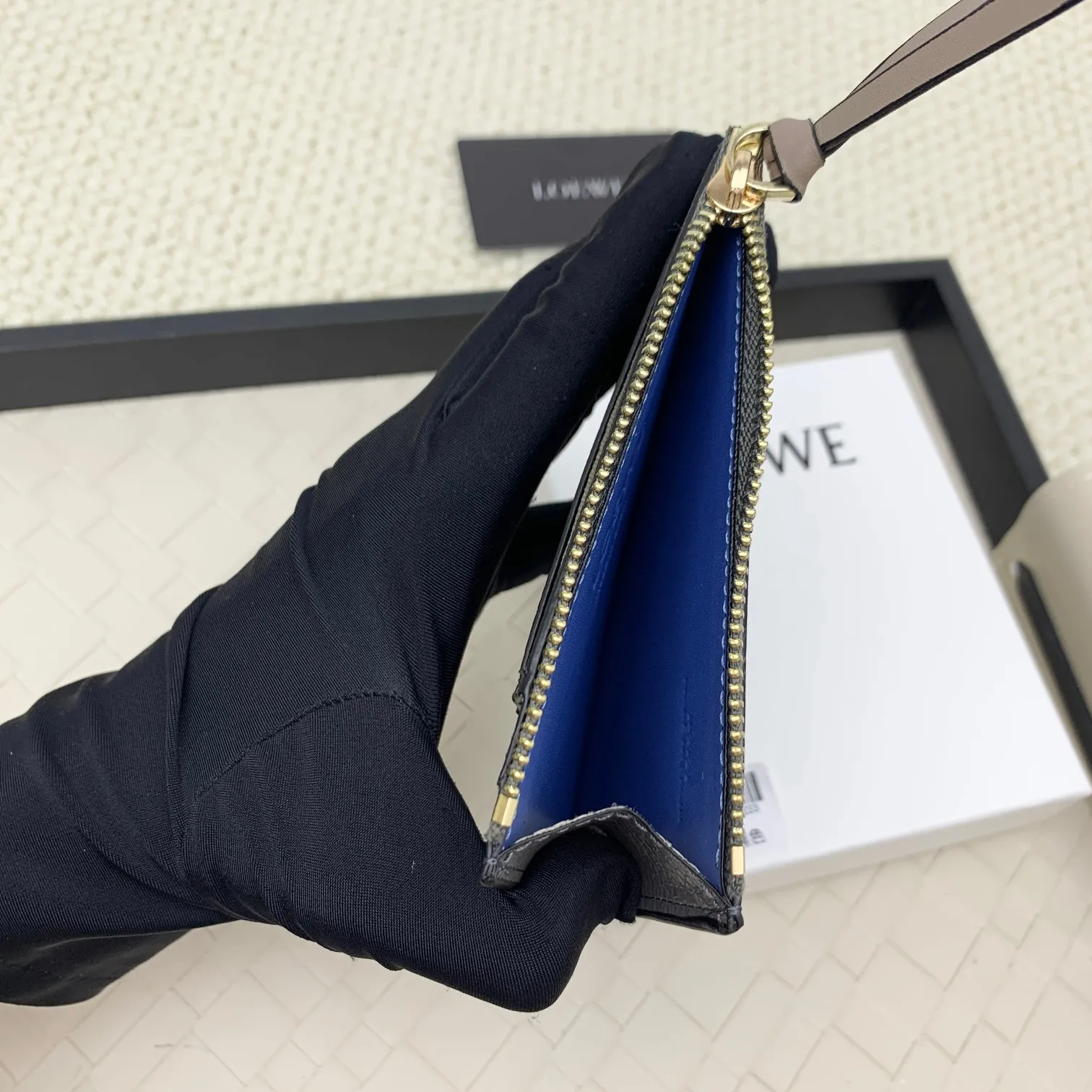 💰120 ·Loewe’s new card holders are back in stock! The new ones are all with metal logos, which are more refined than the old ones~~ Comes with box and dust bag! It’s a good idea to choose this small accessory for Valentine’s Day ~~Model: L1118 Size: 12CM*9.5CM
