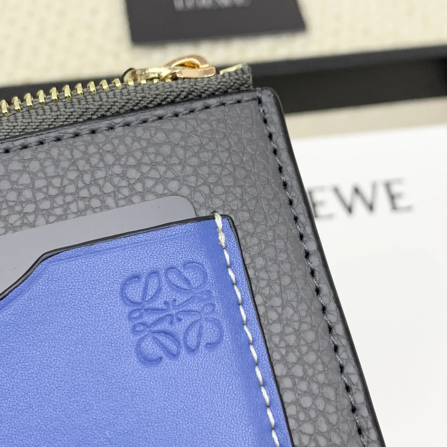 💰120 ·Loewe’s new card holders are back in stock! The new ones are all with metal logos, which are more refined than the old ones~~ Comes with box and dust bag! It’s a good idea to choose this small accessory for Valentine’s Day ~~Model: L1118 Size: 12CM*9.5CM