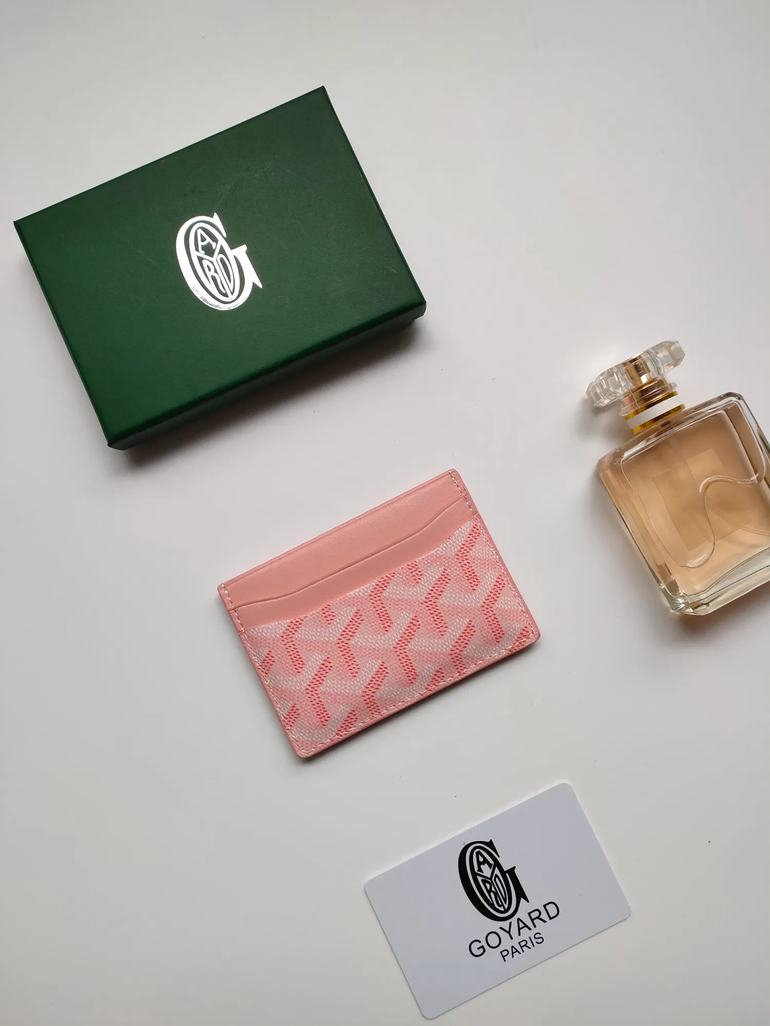 ￥90💰GOYARD Goya Classic👍🏻Saint-Sulpice card holder has a small and compact design, and its central pocket can store cards, documents or folded banknotes. The compact design fits nicely in a jacket or pants pocket. Style number: 9636 Size: 7 x10.5 cm