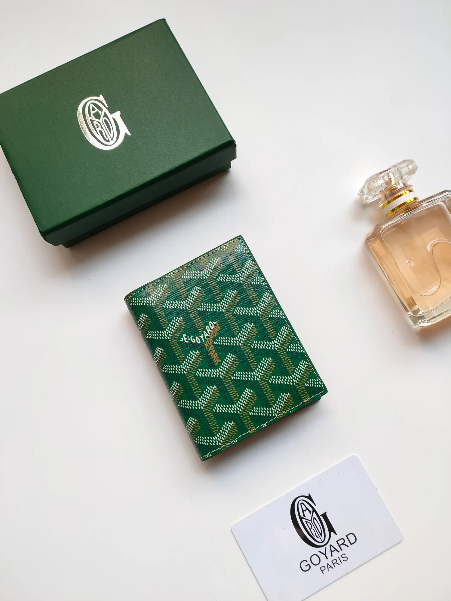 ￥110 GOYARD's new Saint-Marc card holder can be used to store and display badges, as well as cards and banknotes. Whether used to store badges, access cards or transportation cards, the Saint-Marc card holder will perfectly reflect the elegance of the cardholder. Style number: 9637 Size: 10.7 cmx1 cmx8 cm
