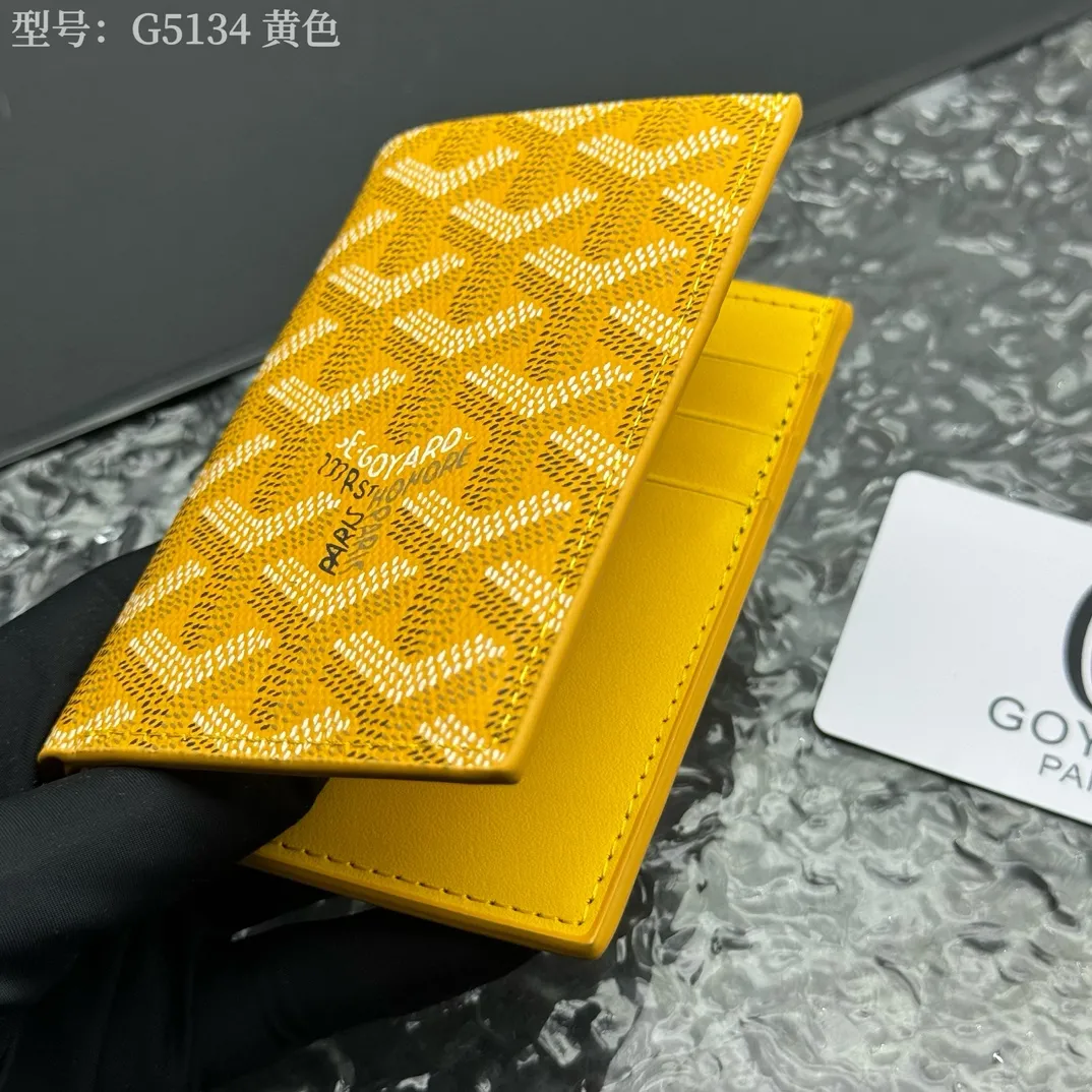 💰100 💎Top original 𝑺𝒂𝒊𝒏𝒕 𝑷𝒊𝒆𝒓𝒓𝒆 𝐠𝐨𝐲𝐚𝐫𝐝 Hot style 💕 Goya wallet card holder It is fully functional and has a large-sized banknote pocket that can hold cards, documents and banknotes at the same time. The compact design is just right for putting in a jacket or pants pocket. Style number: G5134 Size:7.5*1.5*11cm.