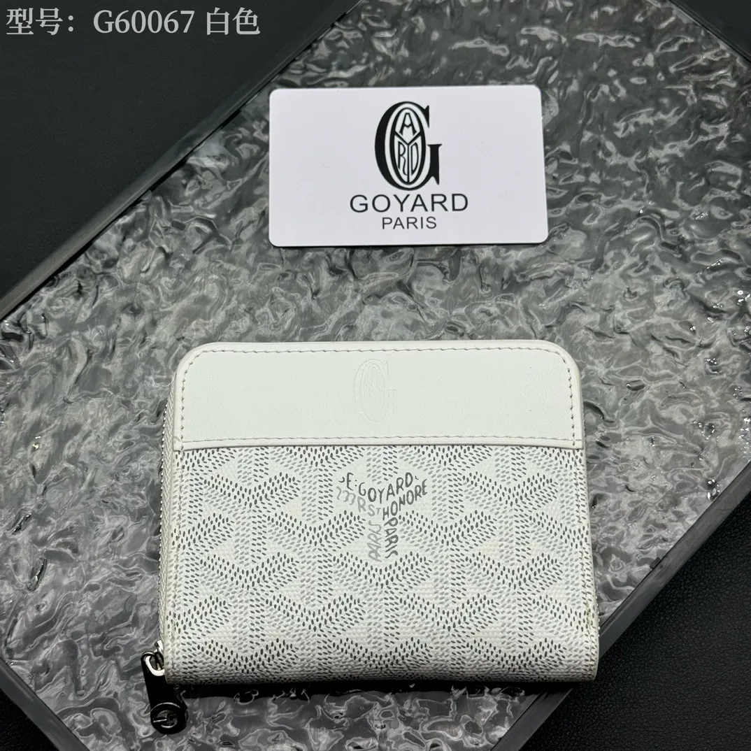 💰130 💎Top original 𝐠𝐨𝐲𝐚𝐫𝐝 Hot style 💕 Goya wallet short Matignon Mini coin purse with full zipper closure design. Its central compartment holds coins, while its interior patch pocket holds cards or small IDs. Style number: G60067 Size: 10.4*7.5*1.8cm
