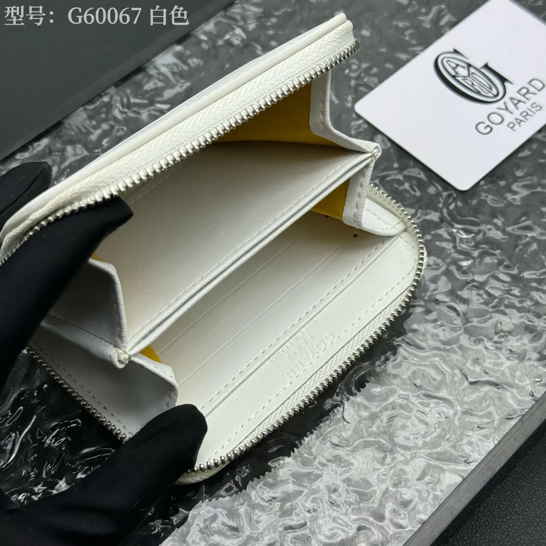 💰130 💎Top original 𝐠𝐨𝐲𝐚𝐫𝐝 Hot style 💕 Goya wallet short Matignon Mini coin purse with full zipper closure design. Its central compartment holds coins, while its interior patch pocket holds cards or small IDs. Style number: G60067 Size: 10.4*7.5*1.8cm