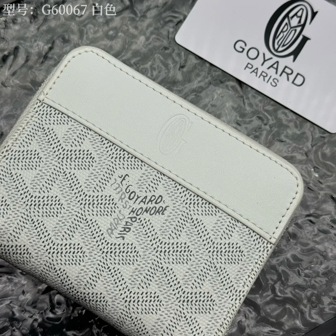 💰130 💎Top original 𝐠𝐨𝐲𝐚𝐫𝐝 Hot style 💕 Goya wallet short Matignon Mini coin purse with full zipper closure design. Its central compartment holds coins, while its interior patch pocket holds cards or small IDs. Style number: G60067 Size: 10.4*7.5*1.8cm