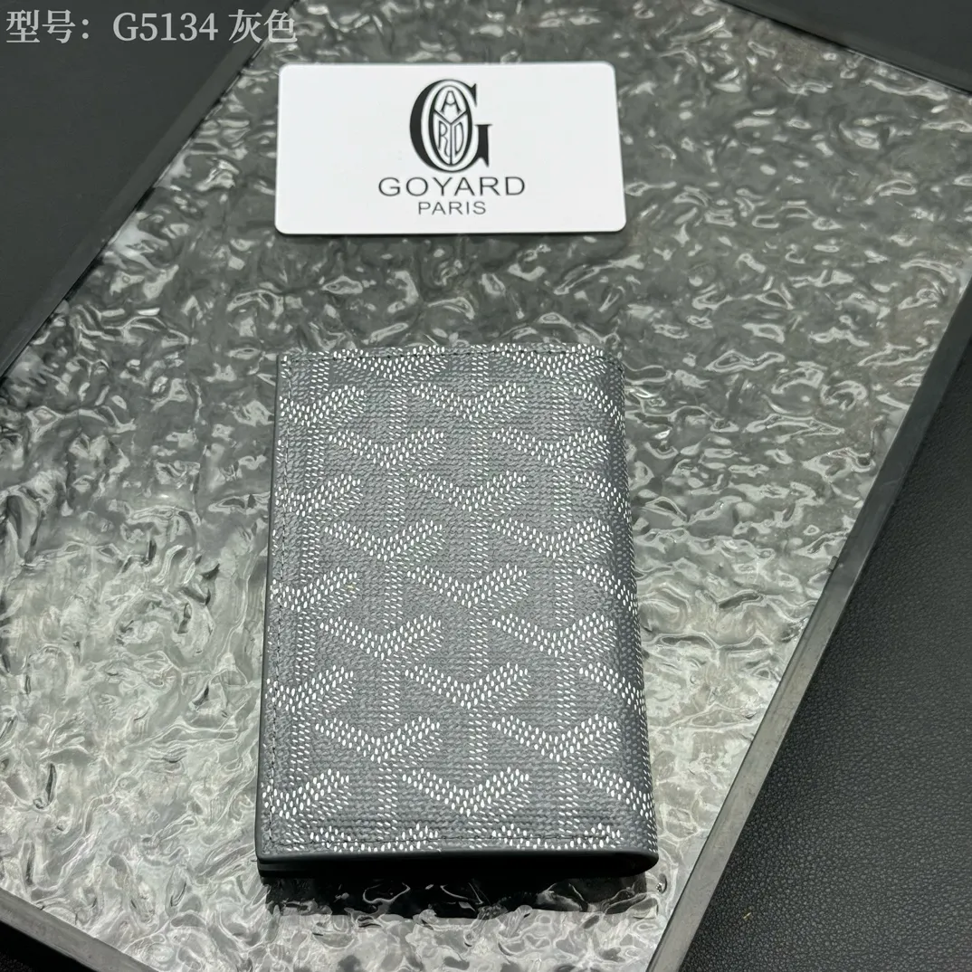 💰100 💎Top original 𝑺𝒂𝒊𝒏𝒕 𝑷𝒊𝒆𝒓𝒓𝒆 𝐠𝐨𝐲𝐚𝐫𝐝 Hot style 💕 Goya wallet card holder It is fully functional and has a large-sized banknote pocket that can hold cards, documents and banknotes at the same time. The compact design is just right for putting in a jacket or pants pocket. Style number: G5134 Size:7.5*1.5*11cm.