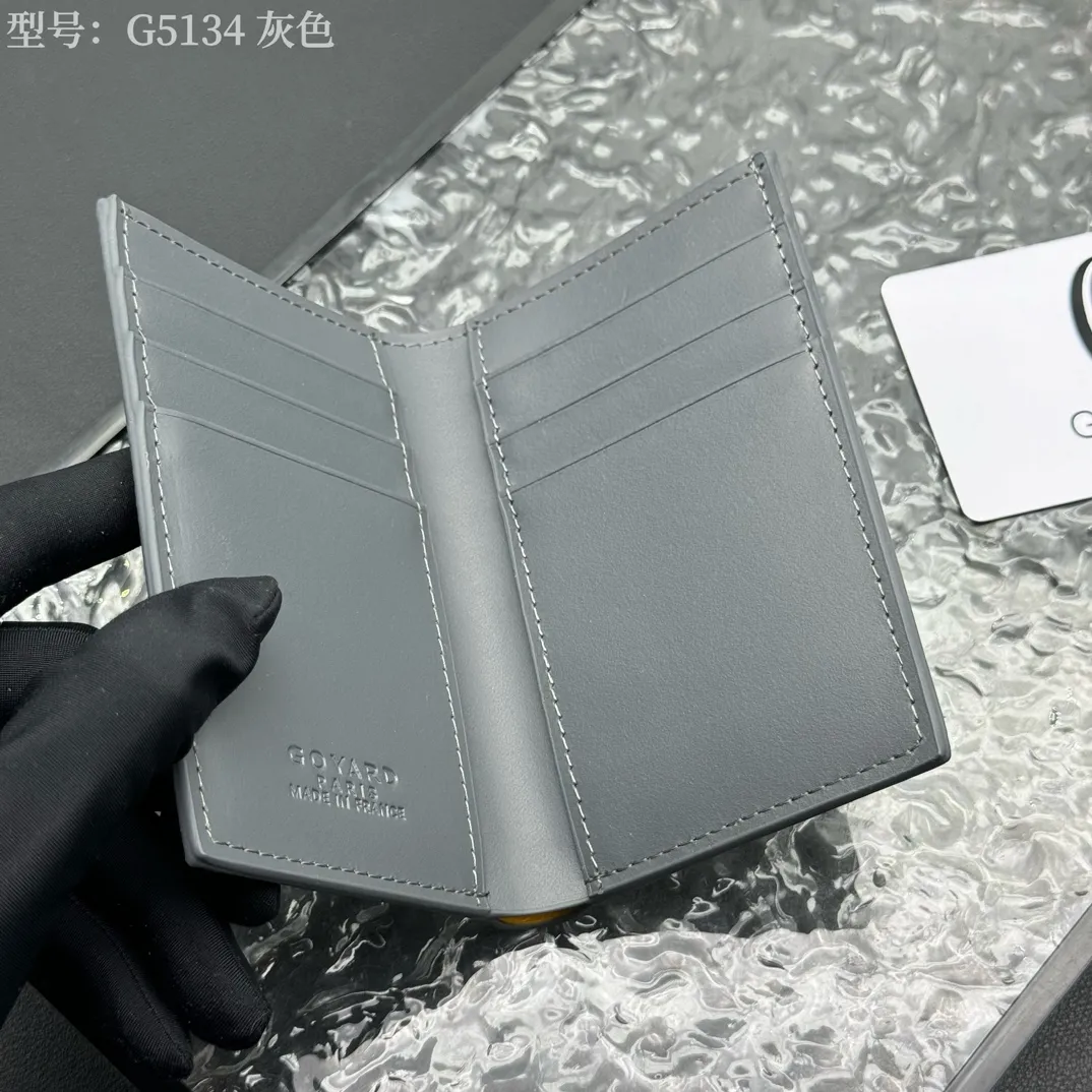 💰100 💎Top original 𝑺𝒂𝒊𝒏𝒕 𝑷𝒊𝒆𝒓𝒓𝒆 𝐠𝐨𝐲𝐚𝐫𝐝 Hot style 💕 Goya wallet card holder It is fully functional and has a large-sized banknote pocket that can hold cards, documents and banknotes at the same time. The compact design is just right for putting in a jacket or pants pocket. Style number: G5134 Size:7.5*1.5*11cm.