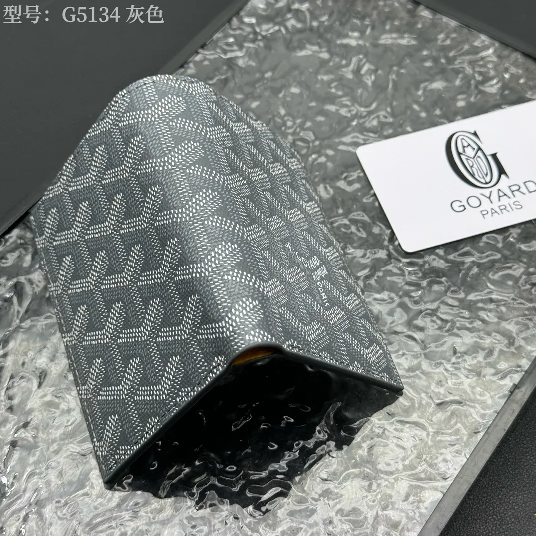 💰100 💎Top original 𝑺𝒂𝒊𝒏𝒕 𝑷𝒊𝒆𝒓𝒓𝒆 𝐠𝐨𝐲𝐚𝐫𝐝 Hot style 💕 Goya wallet card holder It is fully functional and has a large-sized banknote pocket that can hold cards, documents and banknotes at the same time. The compact design is just right for putting in a jacket or pants pocket. Style number: G5134 Size:7.5*1.5*11cm.