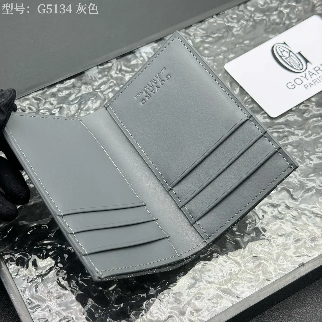 💰100 💎Top original 𝑺𝒂𝒊𝒏𝒕 𝑷𝒊𝒆𝒓𝒓𝒆 𝐠𝐨𝐲𝐚𝐫𝐝 Hot style 💕 Goya wallet card holder It is fully functional and has a large-sized banknote pocket that can hold cards, documents and banknotes at the same time. The compact design is just right for putting in a jacket or pants pocket. Style number: G5134 Size:7.5*1.5*11cm.