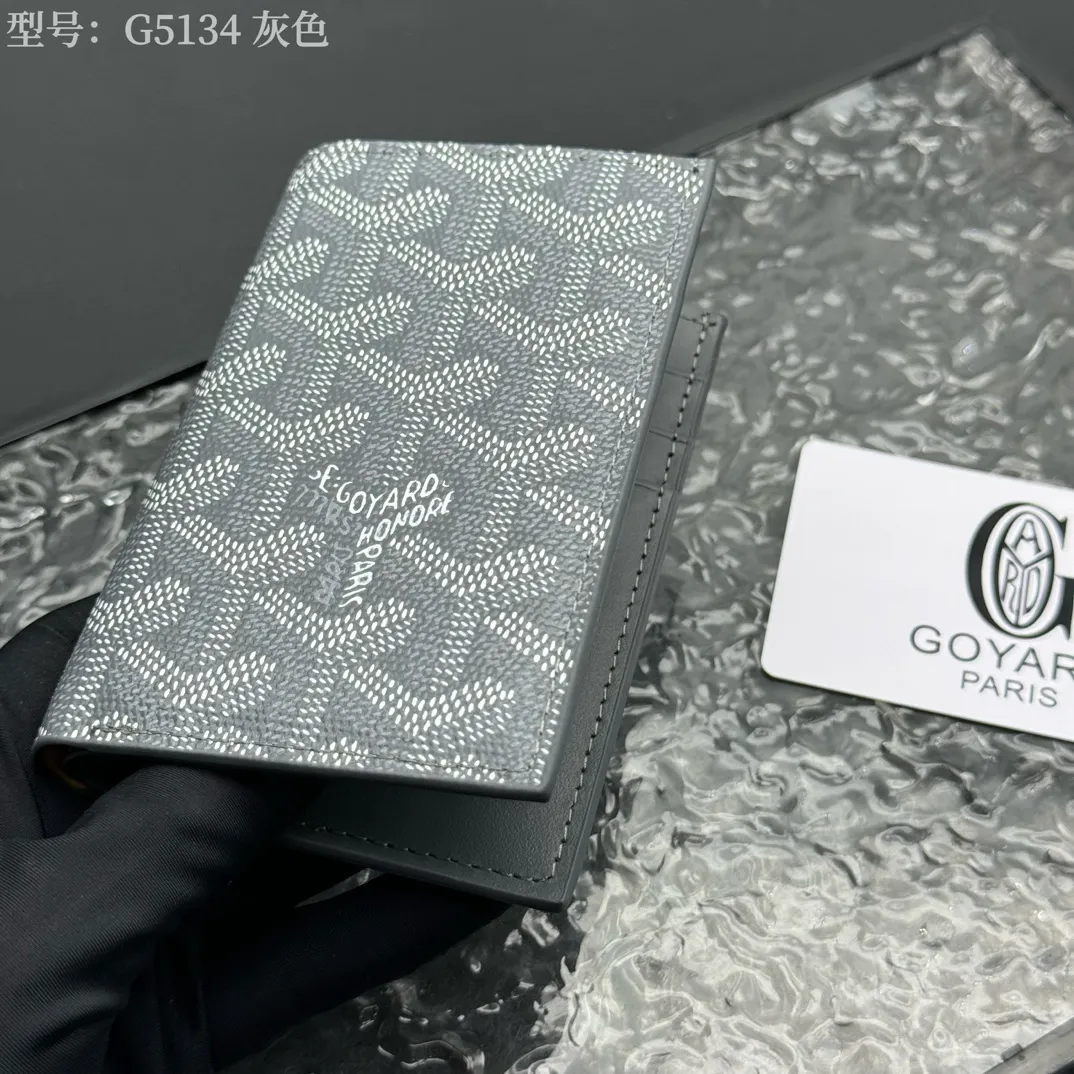 💰100 💎Top original 𝑺𝒂𝒊𝒏𝒕 𝑷𝒊𝒆𝒓𝒓𝒆 𝐠𝐨𝐲𝐚𝐫𝐝 Hot style 💕 Goya wallet card holder It is fully functional and has a large-sized banknote pocket that can hold cards, documents and banknotes at the same time. The compact design is just right for putting in a jacket or pants pocket. Style number: G5134 Size:7.5*1.5*11cm.