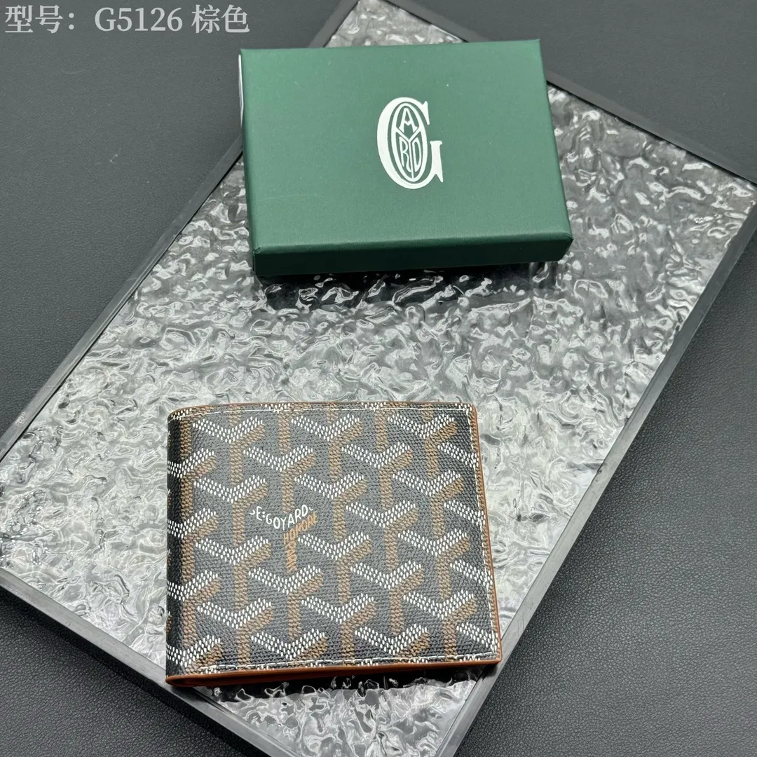 💰110 💎Upgraded original version 𝐠𝐨𝐲𝐚𝐫𝐝 Hot style ❤️Goyard short wallet, Goyard 8-slot card slot wallet, the texture is perfect and can hold about 8-10 cards, it can hold cash, it is thin and does not stand up, it is classic, practical and attractive! If you want to create a short clip with a feeling that is different from others and has a deep taste, it must be him! size: 11*9 (cm) model: G5126