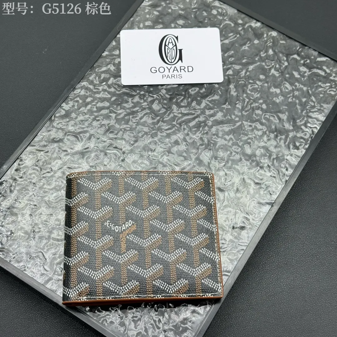 💰110 💎Upgraded original version 𝐠𝐨𝐲𝐚𝐫𝐝 Hot style ❤️Goyard short wallet, Goyard 8-slot card slot wallet, the texture is perfect and can hold about 8-10 cards, it can hold cash, it is thin and does not stand up, it is classic, practical and attractive! If you want to create a short clip with a feeling that is different from others and has a deep taste, it must be him! size: 11*9 (cm) model: G5126