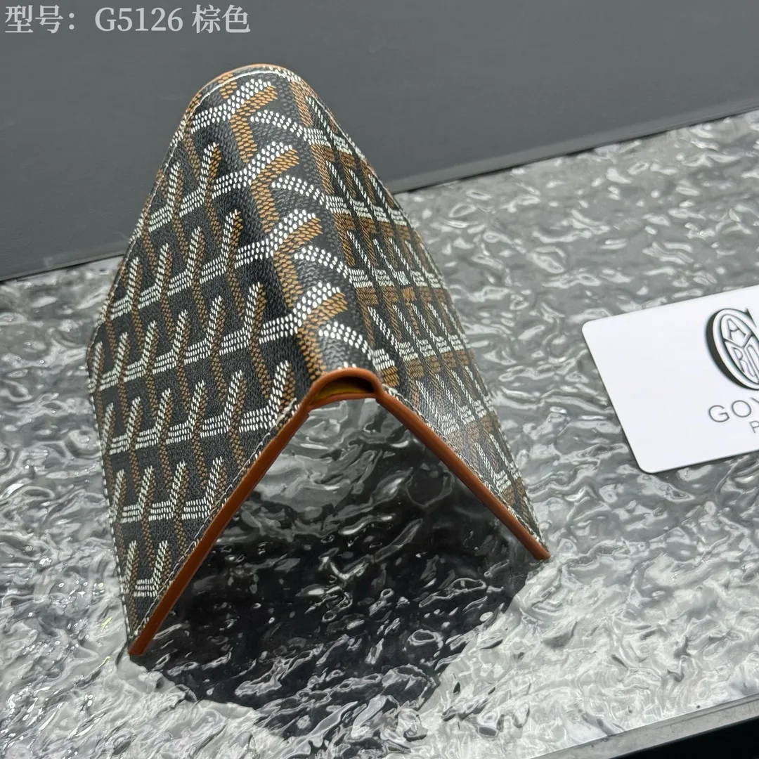 💰110 💎Upgraded original version 𝐠𝐨𝐲𝐚𝐫𝐝 Hot style ❤️Goyard short wallet, Goyard 8-slot card slot wallet, the texture is perfect and can hold about 8-10 cards, it can hold cash, it is thin and does not stand up, it is classic, practical and attractive! If you want to create a short clip with a feeling that is different from others and has a deep taste, it must be him! size: 11*9 (cm) model: G5126