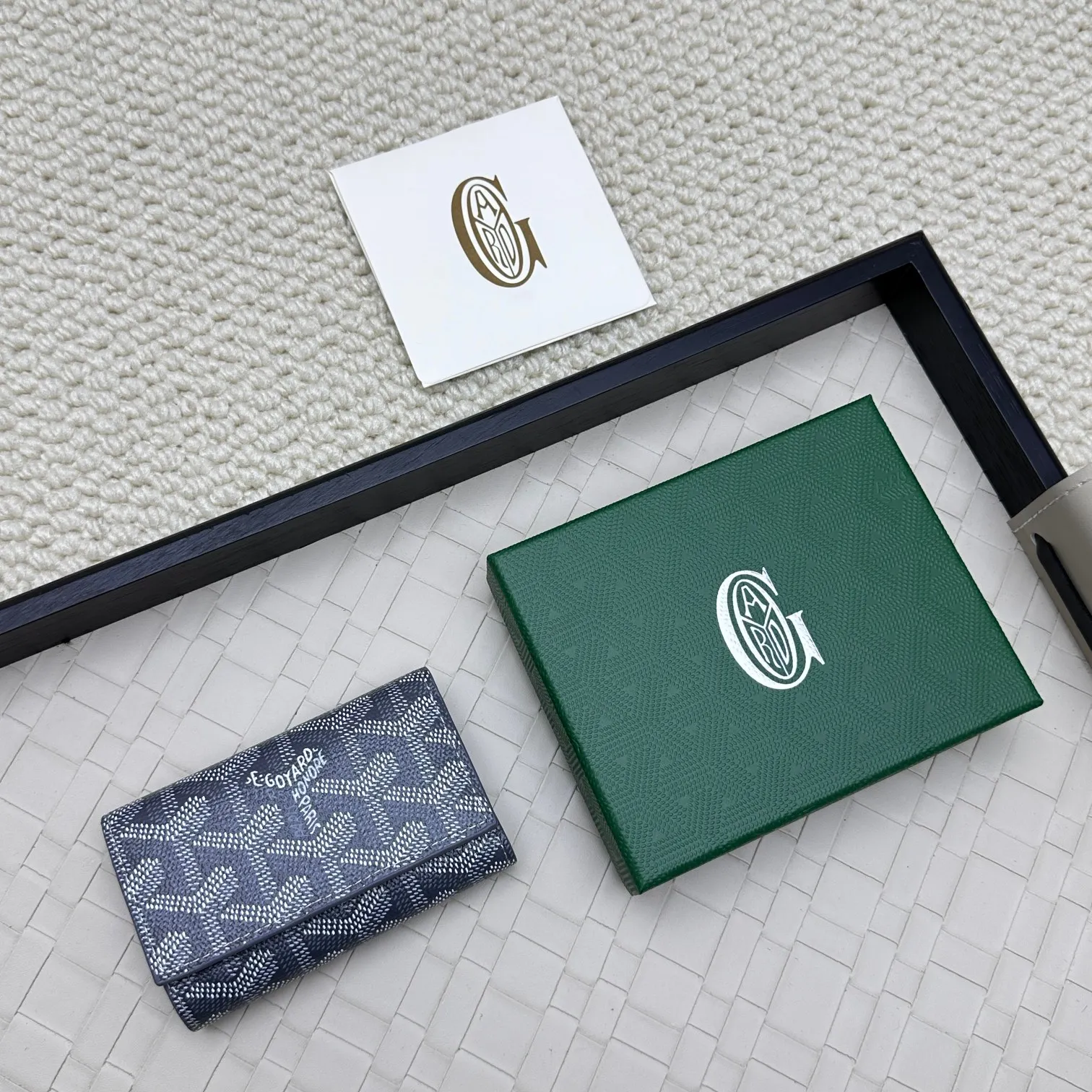 💰120 GOYARD Goya Classic👍🏻The design of the Saint-Sulpice 3-fold key bag is small and compact. Its compact design is just suitable for putting in a jacket or pants pocket. It is equipped with 6 locks that can fasten 6 keys. Style number: 807 Size: 10.5*7*2