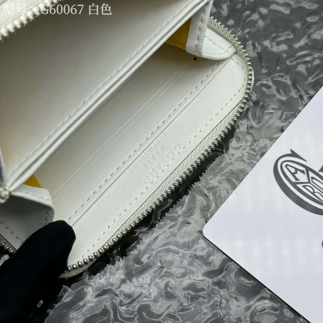 💰110 💎Top original 𝐠𝐨𝐲𝐚𝐫𝐝 Hot style 💕 Goya wallet short Matignon Mini coin purse with full zipper closure design. Its central compartment holds coins, while its interior patch pocket holds cards or small IDs. Style number: G60067 Size: 10.4*7.5*1.8cm