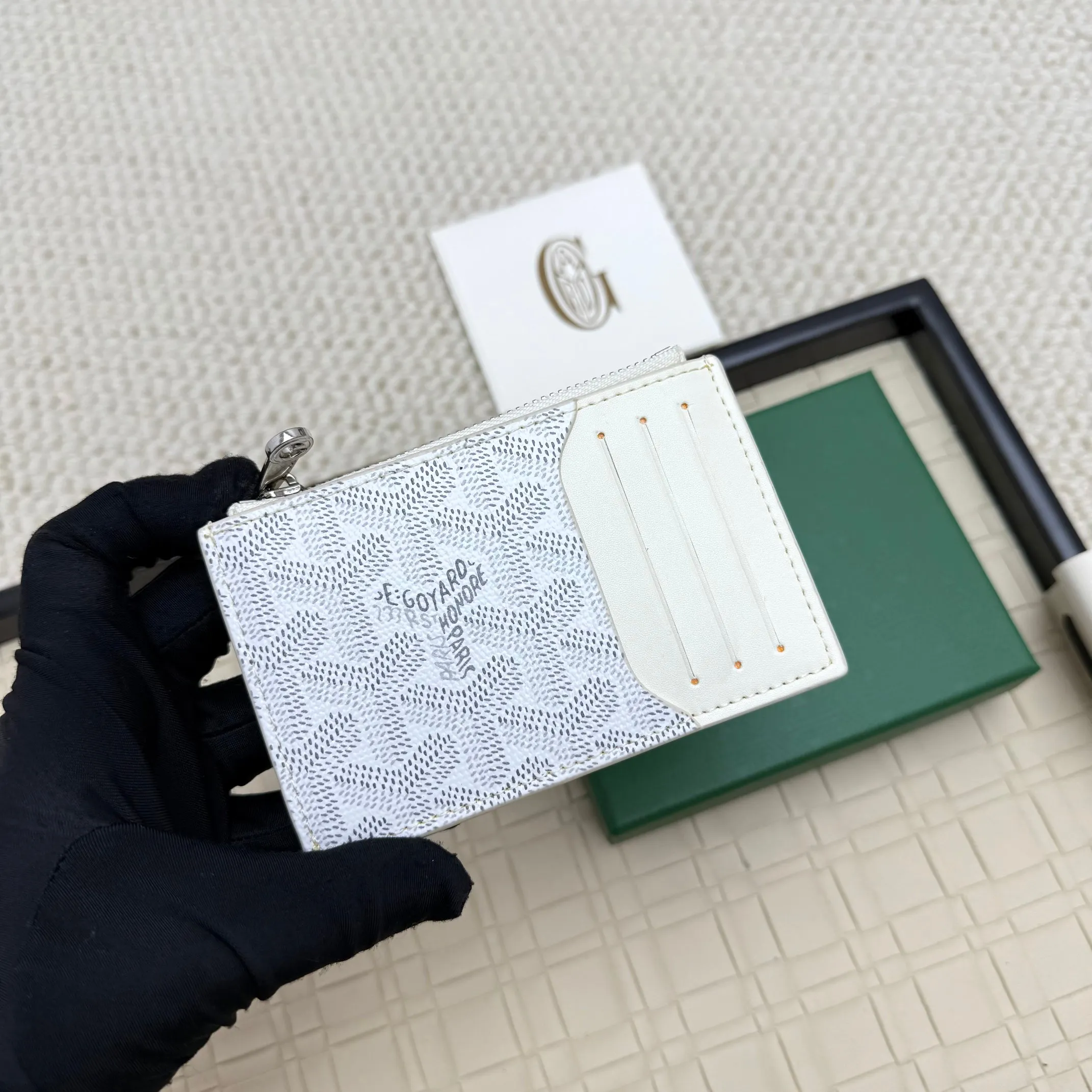 💰 120 Goyard Bourbon zipper coin card holder. This coin card holder has 3 card slots, 1 patch pocket and a zipper pocket to store coins, change or cards, and can safely store change. Exquisite and small, its compact shape can be easily put into a pocket or large bag. Size: 12.5x1x8.4cm No.: 808