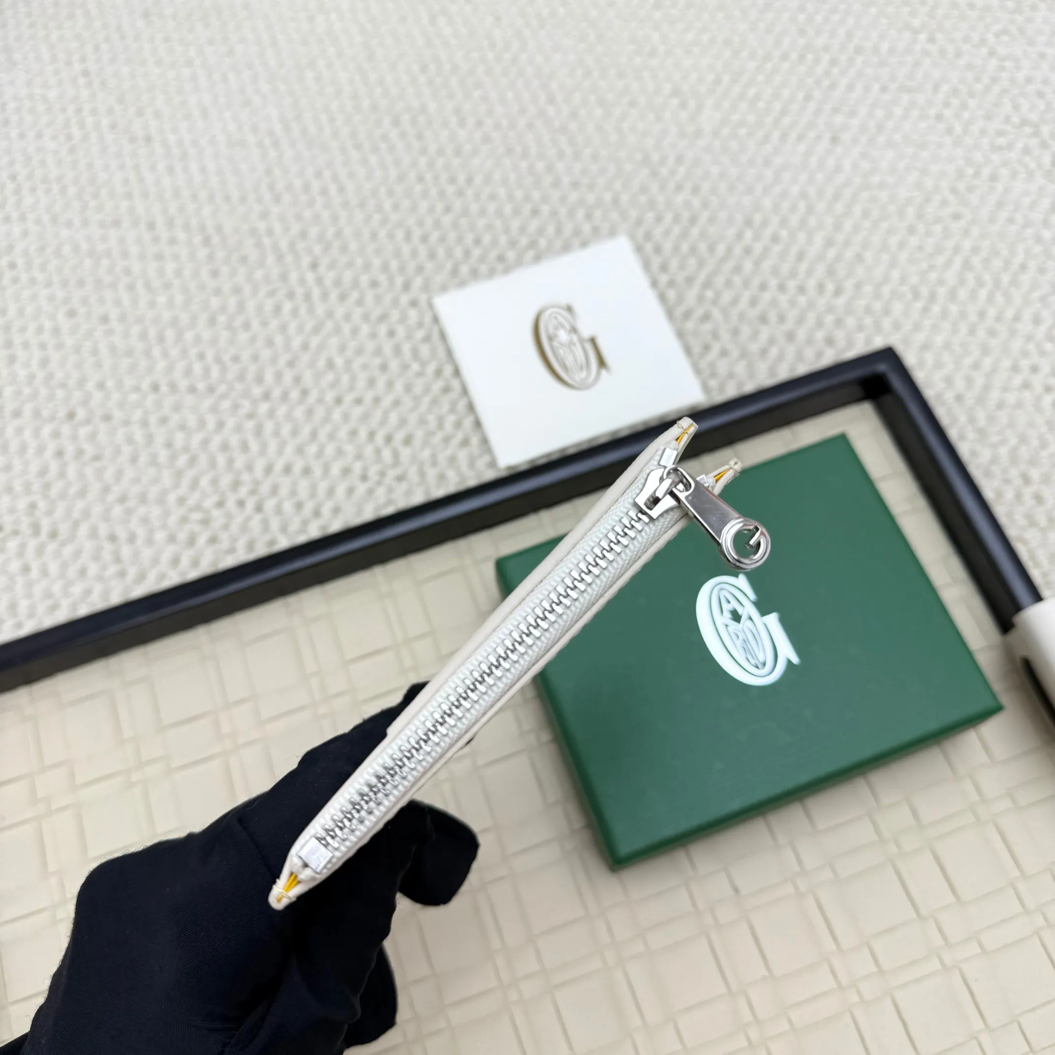 💰 120 Goyard Bourbon zipper coin card holder. This coin card holder has 3 card slots, 1 patch pocket and a zipper pocket to store coins, change or cards, and can safely store change. Exquisite and small, its compact shape can be easily put into a pocket or large bag. Size: 12.5x1x8.4cm No.: 808