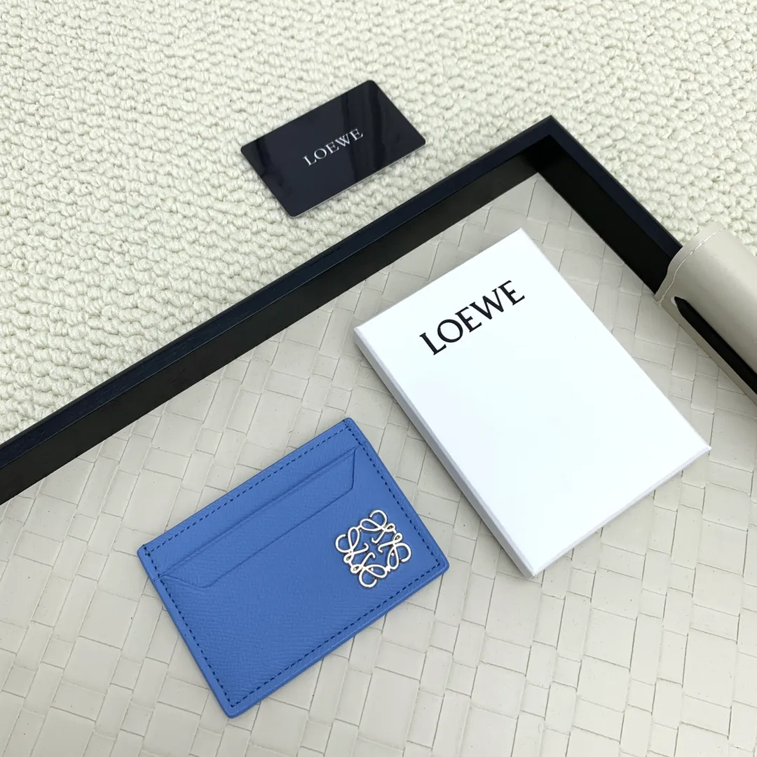 💰100 ·Loewe’s new card holders are back in stock! The new ones are all with metal logos, which are more refined than the old ones~~ Comes with box and dust bag! It’s a good idea to choose this small accessory for Valentine’s Day ~~Model: L1109 Size: 10*7.5CM​
