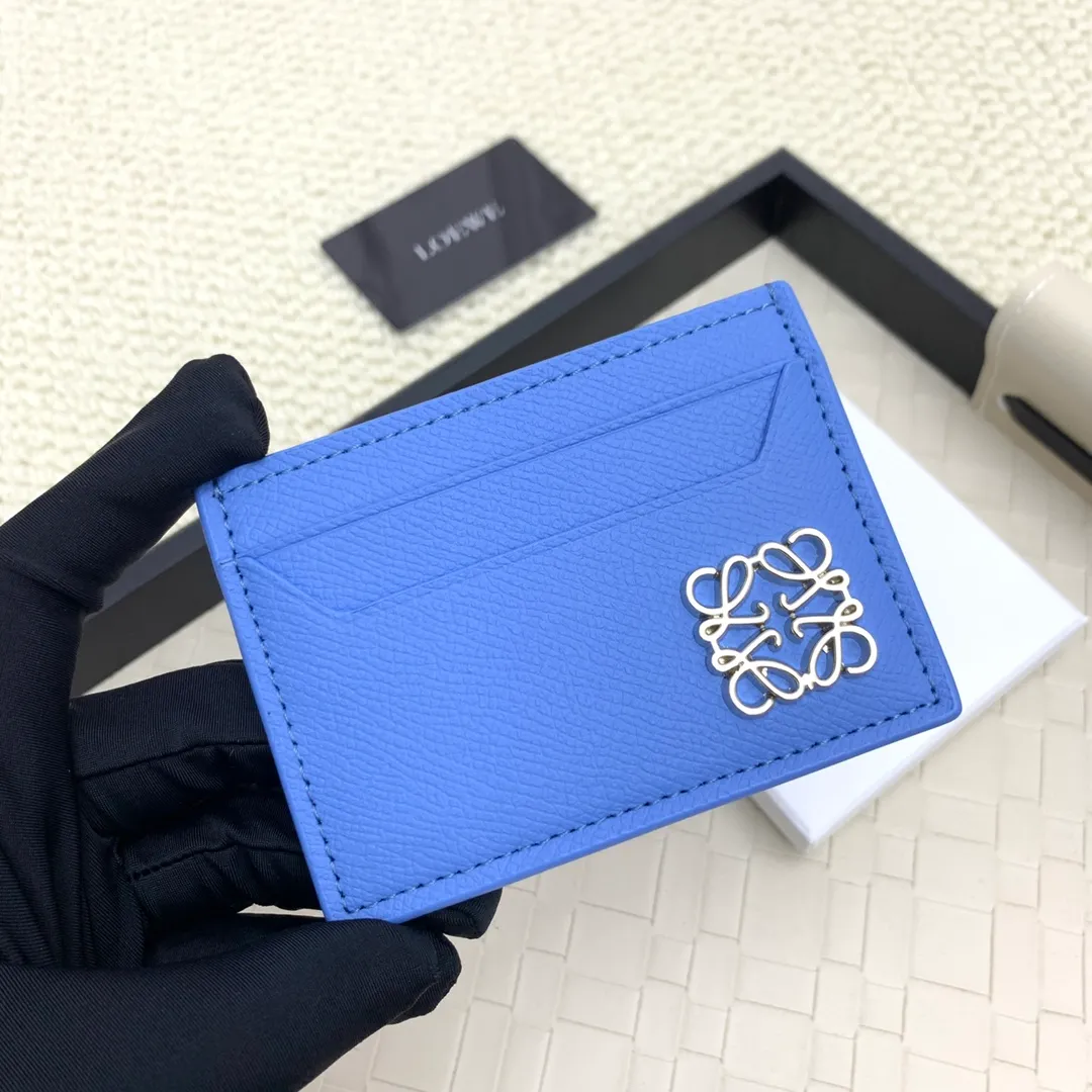 💰100 ·Loewe’s new card holders are back in stock! The new ones are all with metal logos, which are more refined than the old ones~~ Comes with box and dust bag! It’s a good idea to choose this small accessory for Valentine’s Day ~~Model: L1109 Size: 10*7.5CM​