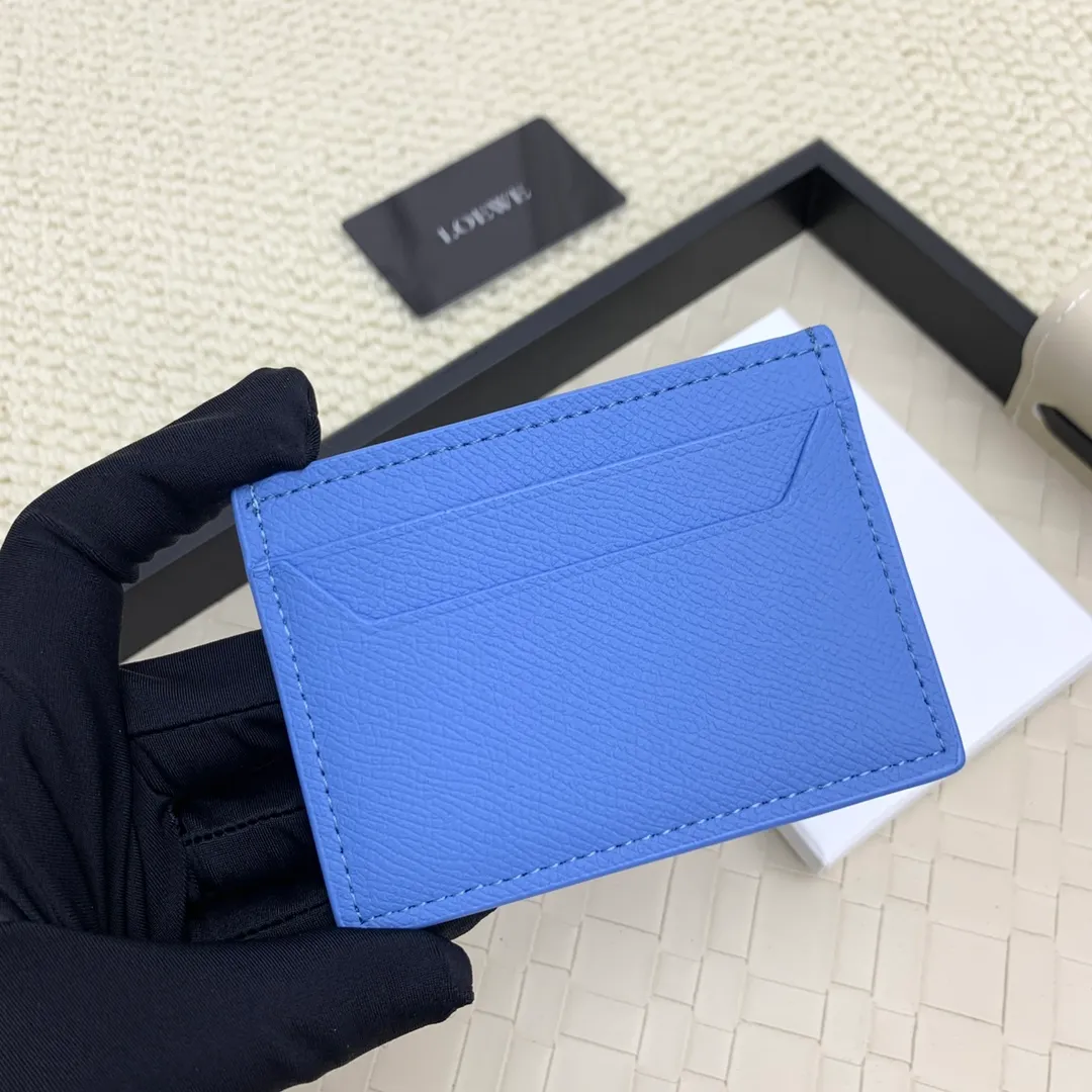 💰100 ·Loewe’s new card holders are back in stock! The new ones are all with metal logos, which are more refined than the old ones~~ Comes with box and dust bag! It’s a good idea to choose this small accessory for Valentine’s Day ~~Model: L1109 Size: 10*7.5CM​