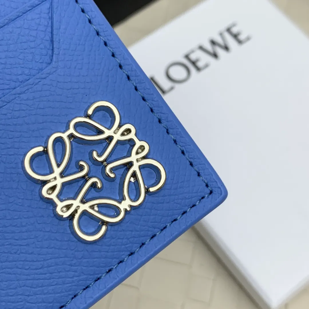 💰100 ·Loewe’s new card holders are back in stock! The new ones are all with metal logos, which are more refined than the old ones~~ Comes with box and dust bag! It’s a good idea to choose this small accessory for Valentine’s Day ~~Model: L1109 Size: 10*7.5CM​