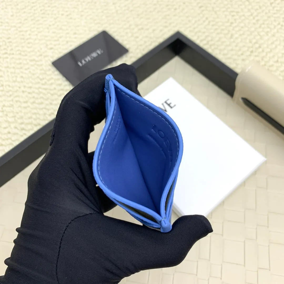 💰100 ·Loewe’s new card holders are back in stock! The new ones are all with metal logos, which are more refined than the old ones~~ Comes with box and dust bag! It’s a good idea to choose this small accessory for Valentine’s Day ~~Model: L1109 Size: 10*7.5CM​
