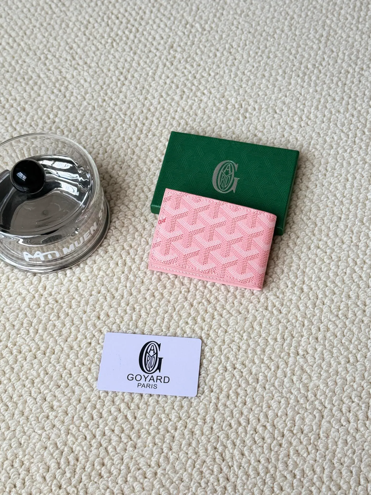 💰100Insert Victoire Card Holder can not only be used on its own, but also fits into the Victoire Wallet to add more card storage space. Goyardine canvas & Vauzelles calfskin Style number: 9638 Size: 7.1 cmx0.5 cmx10 cm