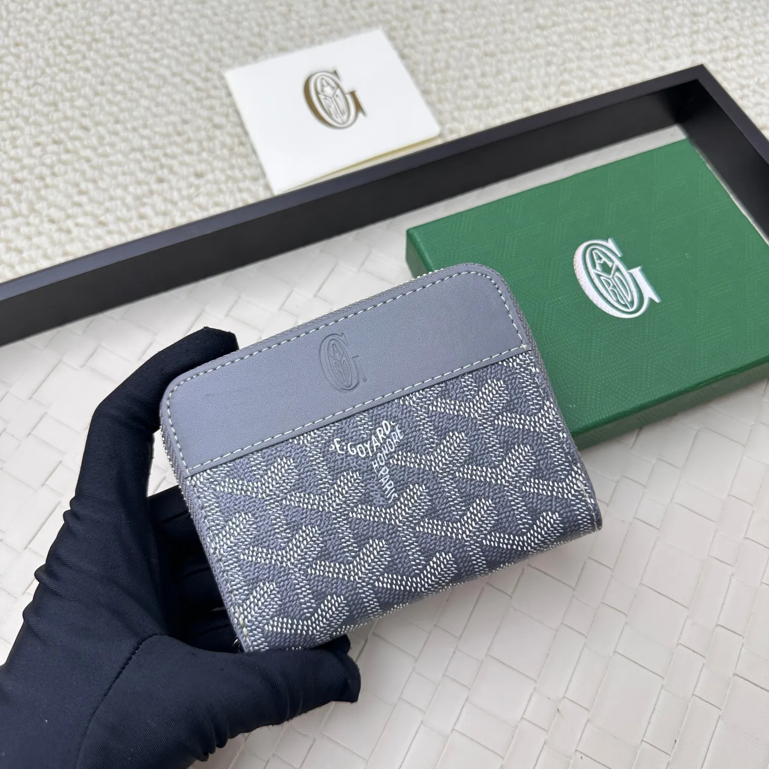 💰140 GOYARD Matignon Mini coin purse features a full zipper closure. Its central compartment holds coins, while its interior patch pocket holds cards or small IDs. No.: 805 Size: 10.4*7.5*1.8cm