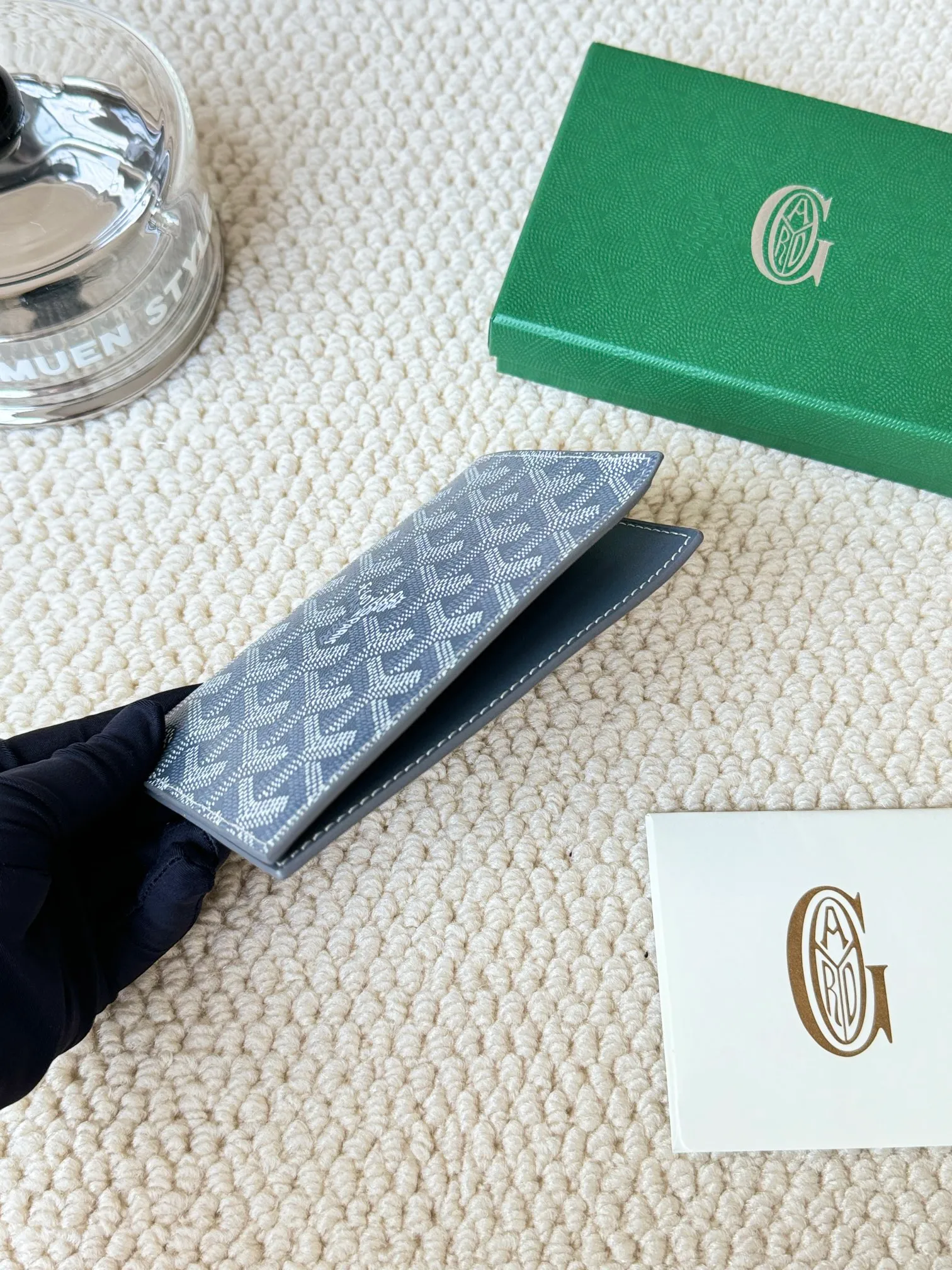 💰120 Goyard Passport Holder Goyardine Canvas & Vauzelles Calfskin No.: 804 Eleven colors. The country is open. The first choice for overseas travel. Multiple colors available. Can be used as a couple. It’s yyds to give as a gift for your own use! A super convenient passport holder with four card slots + two compartments for traveling. Small and portable, good-looking. Material: goyarine canvas and Vauzelles calfskin. Size: 14✖️10✖️1.5cm