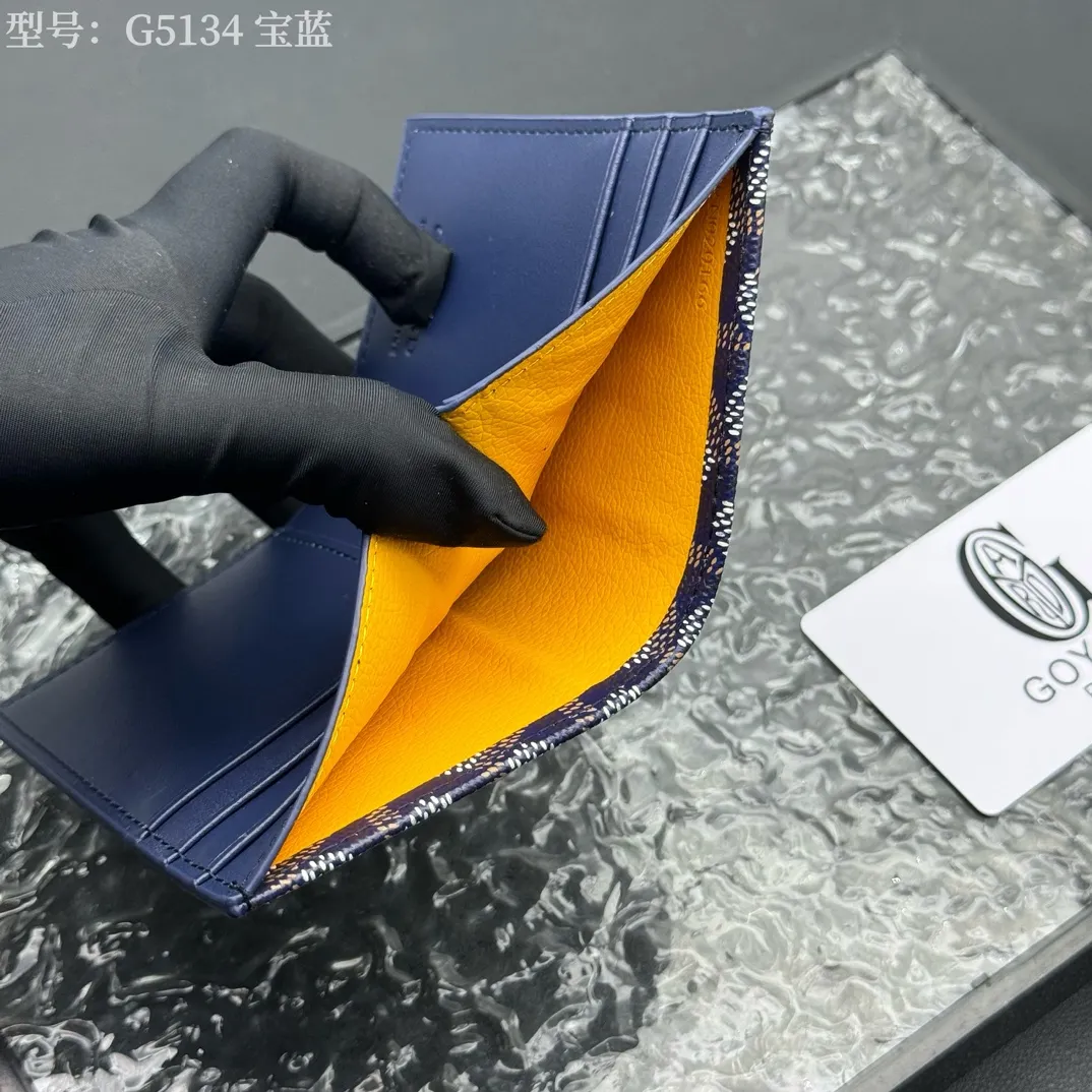 💰100 💎Top original 𝑺𝒂𝒊𝒏𝒕 𝑷𝒊𝒆𝒓𝒓𝒆 𝐠𝐨𝐲𝐚𝐫𝐝 Hot style 💕 Goya wallet card holder It is fully functional and has a large-sized banknote pocket that can hold cards, documents and banknotes at the same time. The compact design is just right for putting in a jacket or pants pocket. Style number: G5134 Size:7.5*1.5*11cm.