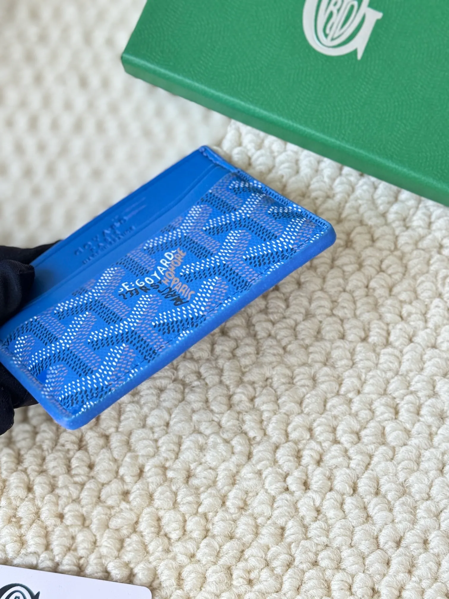 💰100 GOYARD Goya Classic👍🏻The design of Saint-Sulpice card holder is small and compact, and its middle pocket can store cards, documents or folded banknotes. The compact design fits nicely in a jacket or pants pocket. Style number: 9636 Size: 7 x10.5 cm