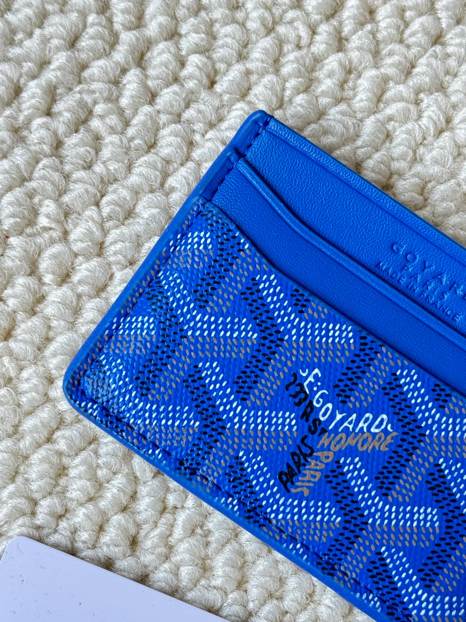 💰100 GOYARD Goya Classic👍🏻The design of Saint-Sulpice card holder is small and compact, and its middle pocket can store cards, documents or folded banknotes. The compact design fits nicely in a jacket or pants pocket. Style number: 9636 Size: 7 x10.5 cm