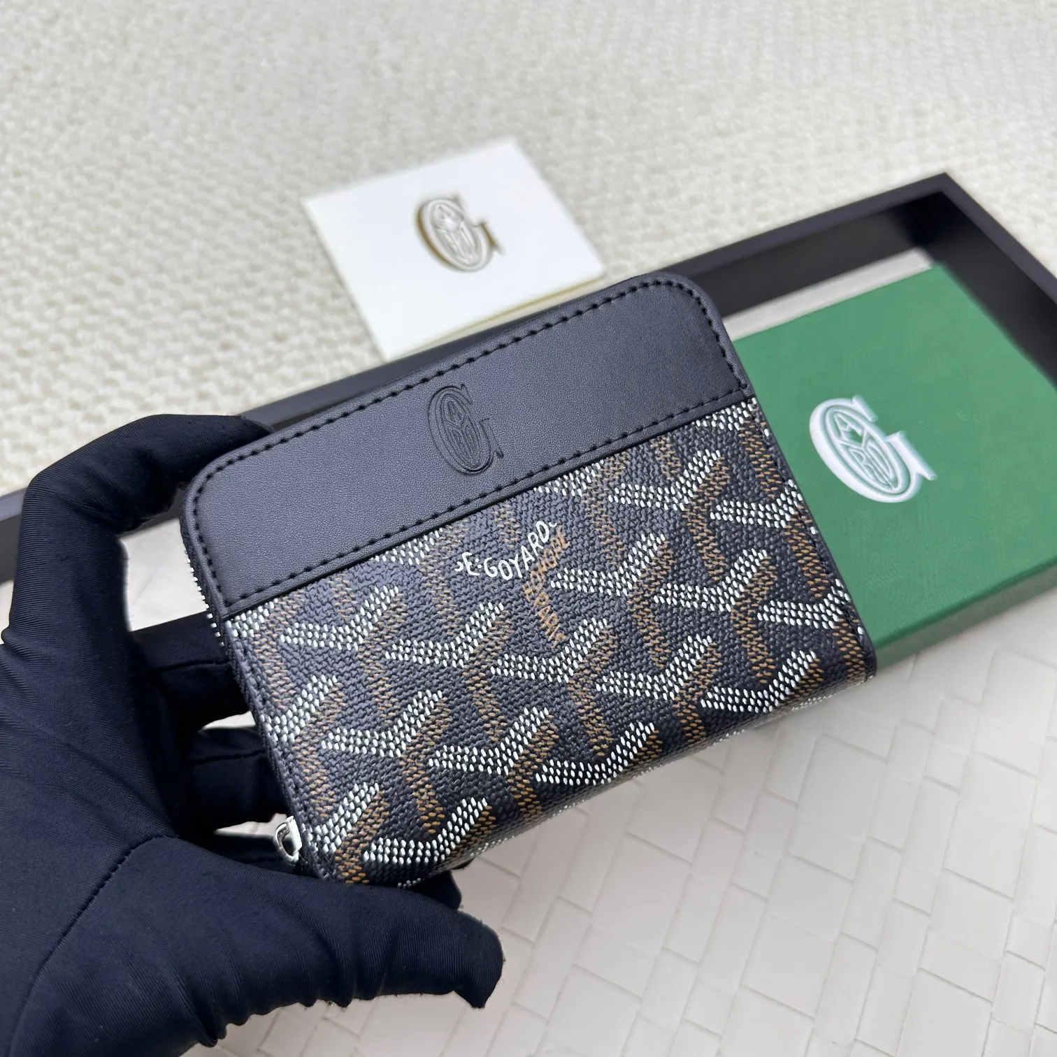 💰140 GOYARD Matignon Mini coin purse features a full zipper closure. Its central compartment holds coins, while its interior patch pocket holds cards or small IDs. No.: 805 Size: 10.4*7.5*1.8cm