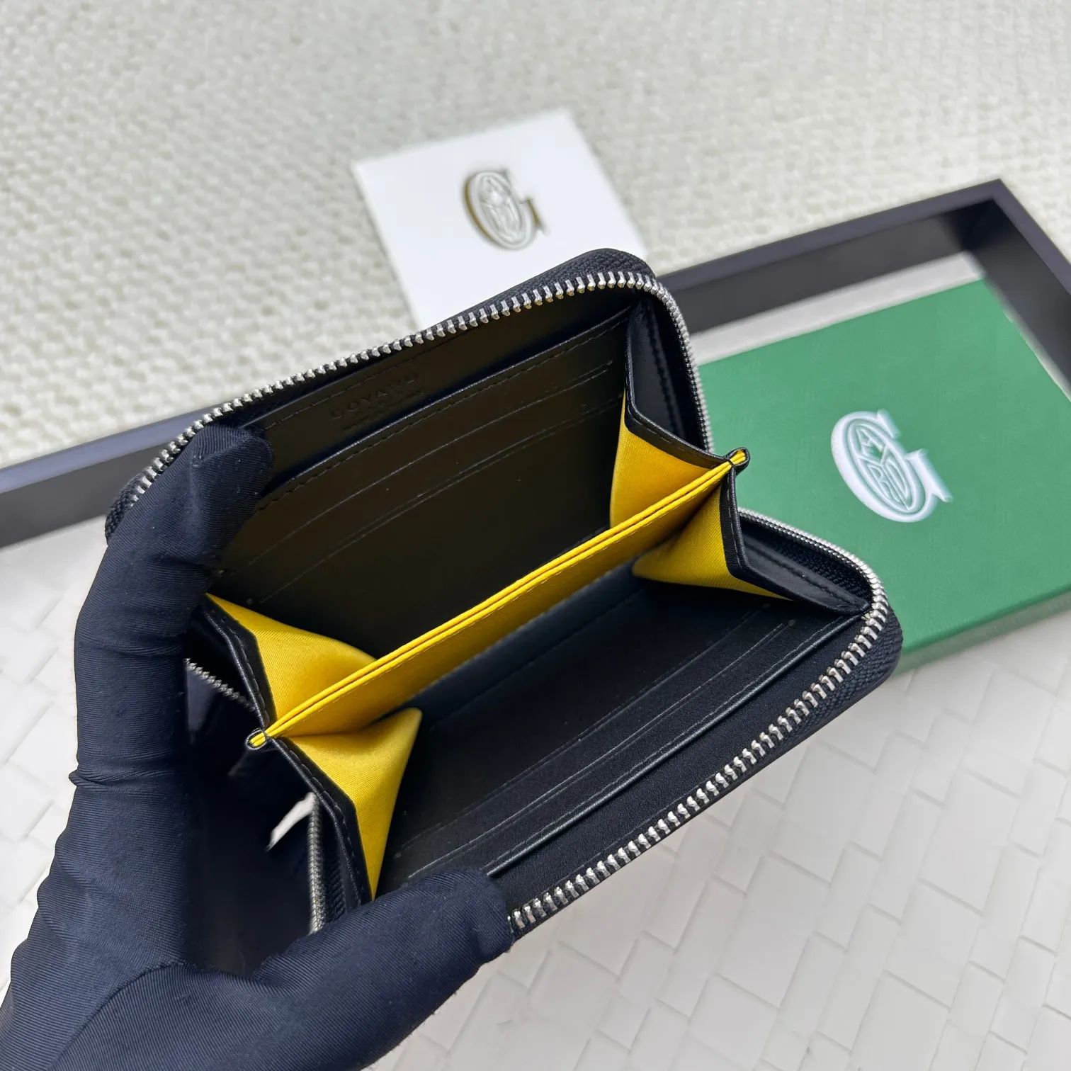 💰140 GOYARD Matignon Mini coin purse features a full zipper closure. Its central compartment holds coins, while its interior patch pocket holds cards or small IDs. No.: 805 Size: 10.4*7.5*1.8cm