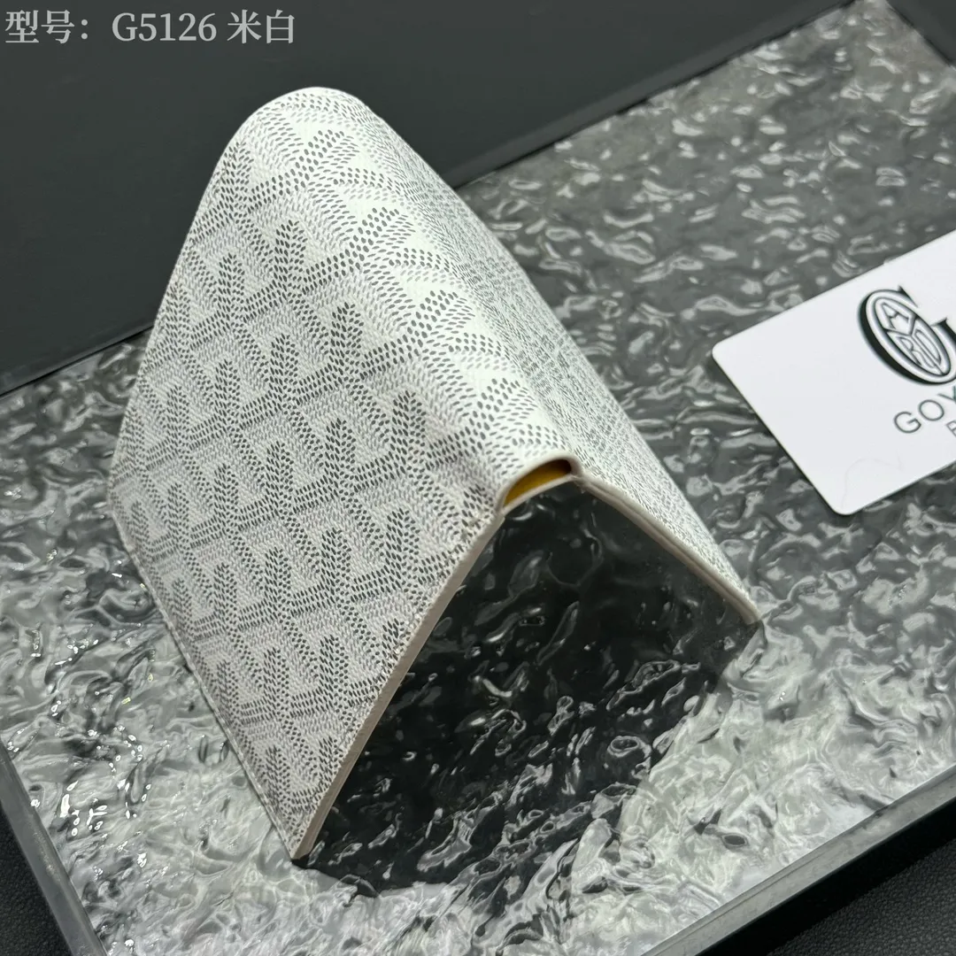 💰110 💎Upgraded original version 𝐠𝐨𝐲𝐚𝐫𝐝 Hot style ❤️Goyard short wallet, Goyard 8-slot card slot wallet, the texture is perfect and can hold about 8-10 cards, it can hold cash, it is thin and does not stand up, it is classic, practical and attractive! If you want to create a short clip with a feeling that is different from others and has a deep taste, it must be him! size: 11*9 (cm) model: G5126