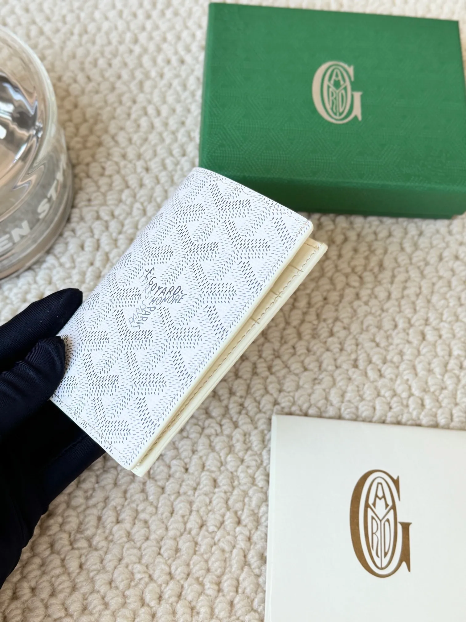 💰120 Goyard Goyardine Canvas & Vauzelles Calfskin No.: 803 Multiple colors available. Can be used as a couple model. It’s yyds to give as a gift for your own use! 6 card slots + two compartments, suitable for traveling. Small and portable, good-looking. Material: goyarine canvas and Vauzelles calfskin. Size: length 8*height 11