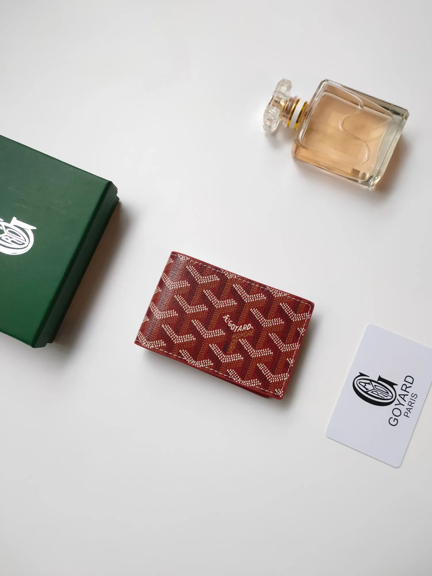 ￥110 Insert Victoire card holder can not only be used alone, but can also be inserted into the Victoire wallet to add more card storage space. Goyardine canvas & Vauzelles calfskin Style number: 9638 Size: 7.1 cmx0.5 cmx10 cm