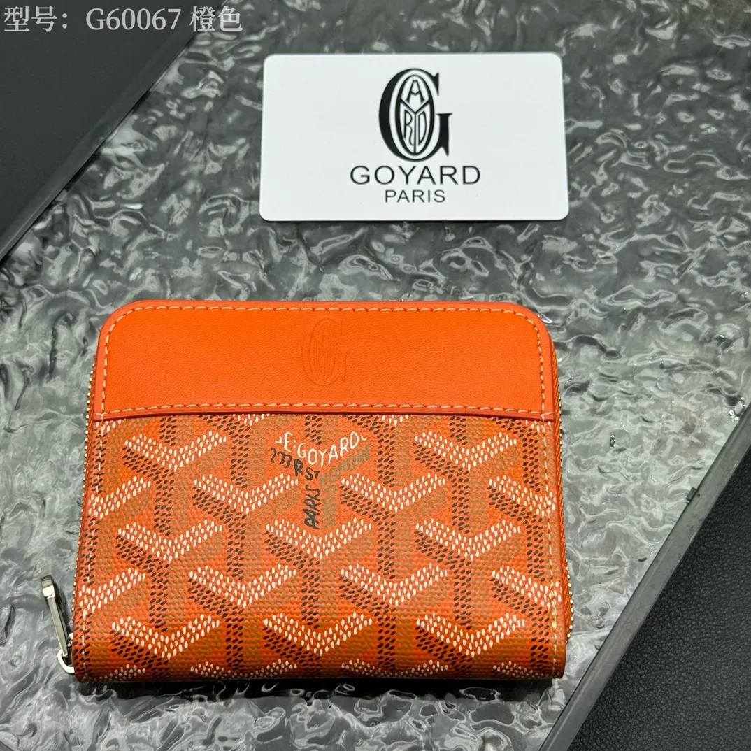 💰110 💎Top original 𝐠𝐨𝐲𝐚𝐫𝐝 Hot style 💕 Goya wallet short Matignon Mini coin purse with full zipper closure design. Its central compartment holds coins, while its interior patch pocket holds cards or small IDs. Style number: G60067 Size: 10.4*7.5*1.8cm