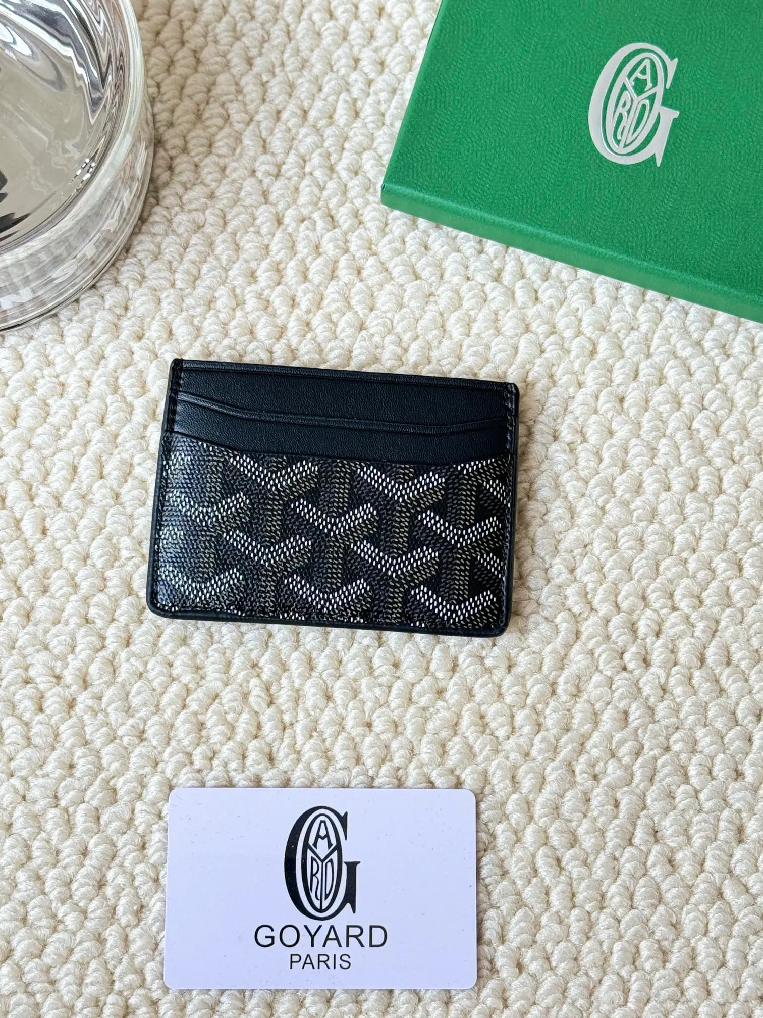 💰100 GOYARD Goya Classic👍🏻The design of Saint-Sulpice card holder is small and compact, and its middle pocket can store cards, documents or folded banknotes. The compact design fits nicely in a jacket or pants pocket. Style number: 9636 Size: 7 x10.5 cm