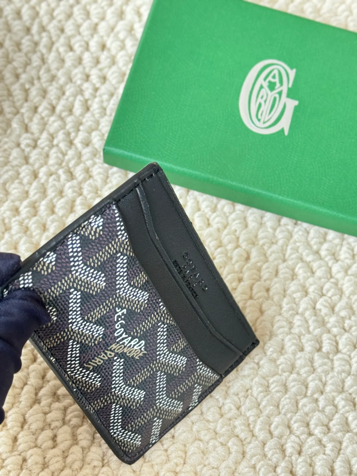 💰100 GOYARD Goya Classic👍🏻The design of Saint-Sulpice card holder is small and compact, and its middle pocket can store cards, documents or folded banknotes. The compact design fits nicely in a jacket or pants pocket. Style number: 9636 Size: 7 x10.5 cm