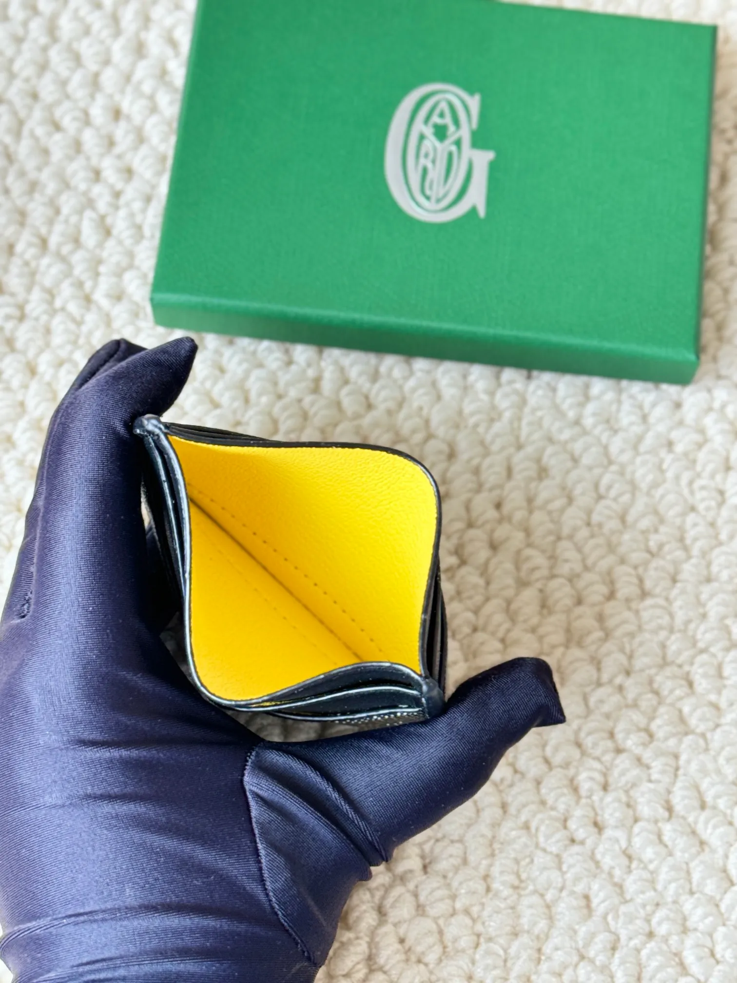 💰100 GOYARD Goya Classic👍🏻The design of Saint-Sulpice card holder is small and compact, and its middle pocket can store cards, documents or folded banknotes. The compact design fits nicely in a jacket or pants pocket. Style number: 9636 Size: 7 x10.5 cm