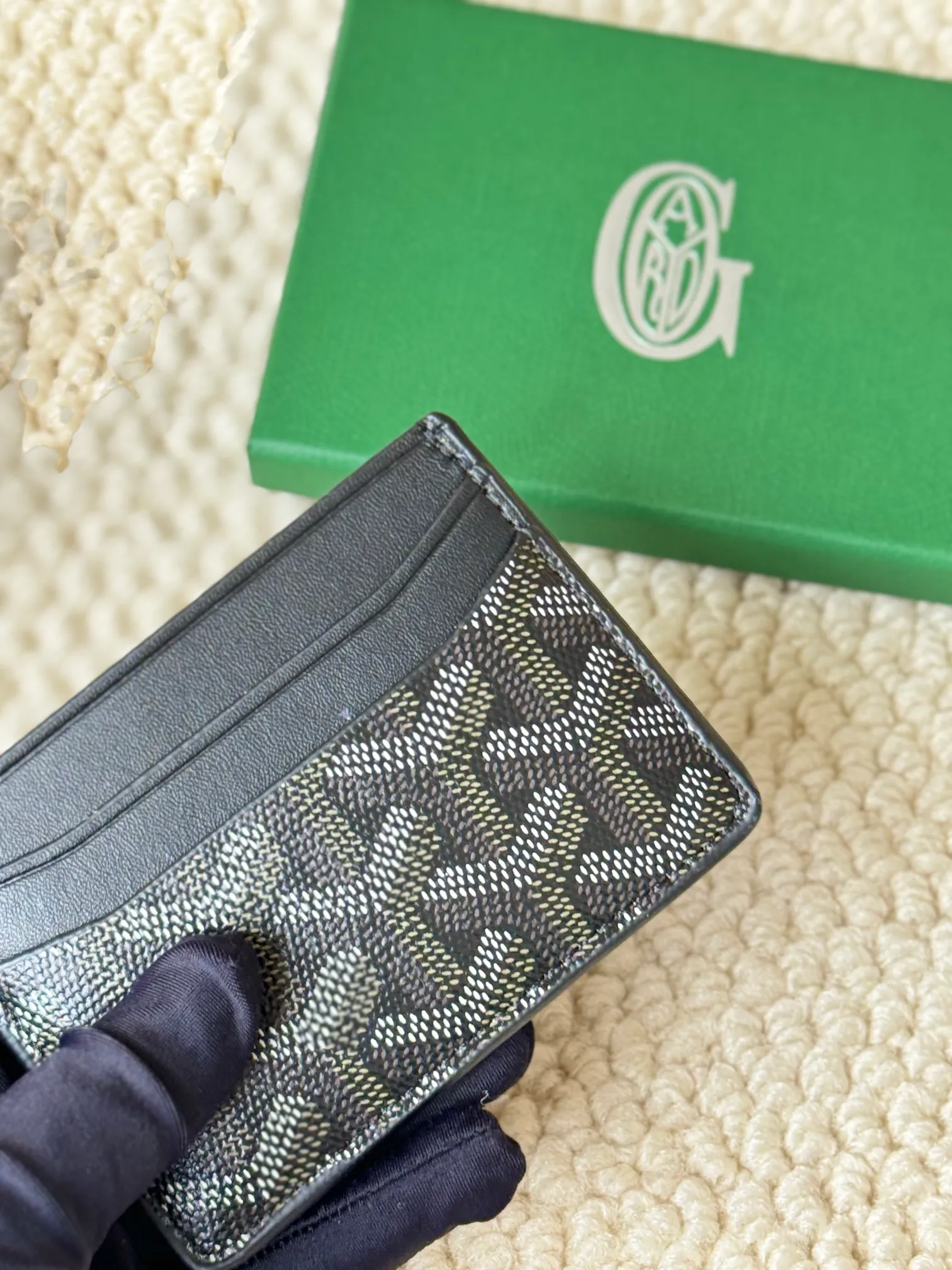 💰100 GOYARD Goya Classic👍🏻The design of Saint-Sulpice card holder is small and compact, and its middle pocket can store cards, documents or folded banknotes. The compact design fits nicely in a jacket or pants pocket. Style number: 9636 Size: 7 x10.5 cm