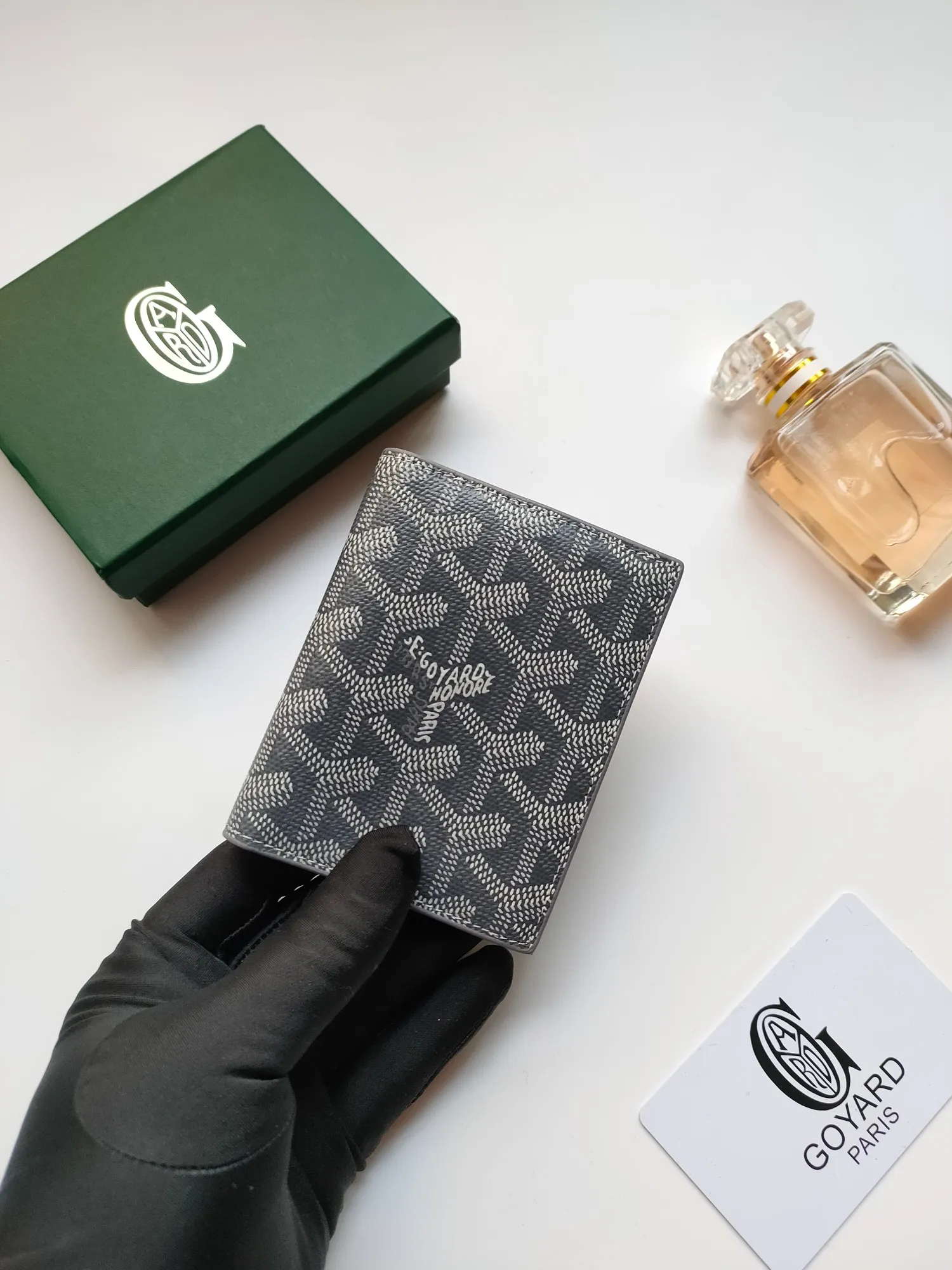 ￥110 GOYARD's new Saint-Marc card holder can be used to store and display badges, as well as cards and banknotes. Whether used to store badges, access cards or transportation cards, the Saint-Marc card holder will perfectly reflect the elegance of the cardholder. Style number: 9637 Size: 10.7 cmx1 cmx8 cm