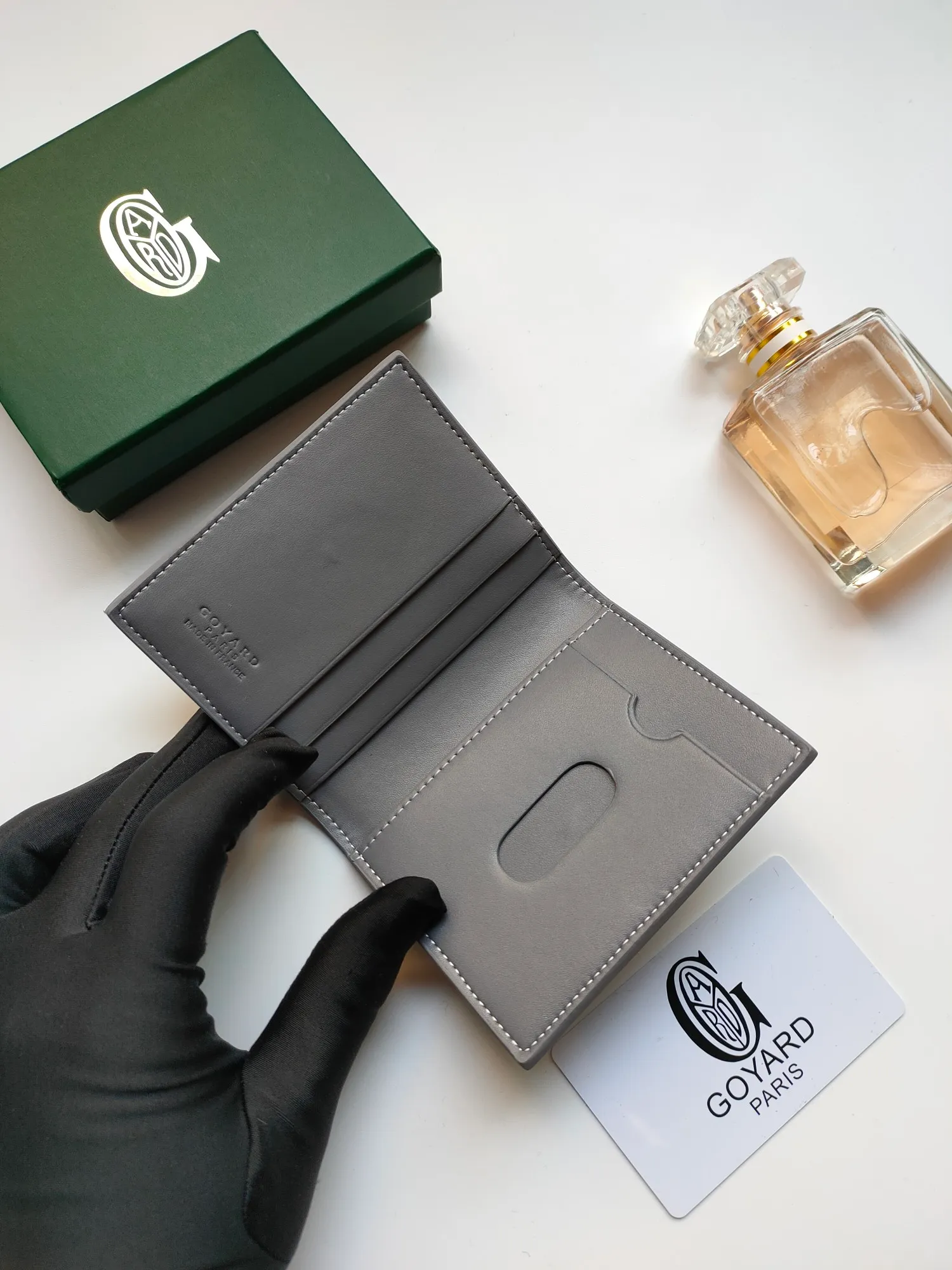 ￥110 GOYARD's new Saint-Marc card holder can be used to store and display badges, as well as cards and banknotes. Whether used to store badges, access cards or transportation cards, the Saint-Marc card holder will perfectly reflect the elegance of the cardholder. Style number: 9637 Size: 10.7 cmx1 cmx8 cm