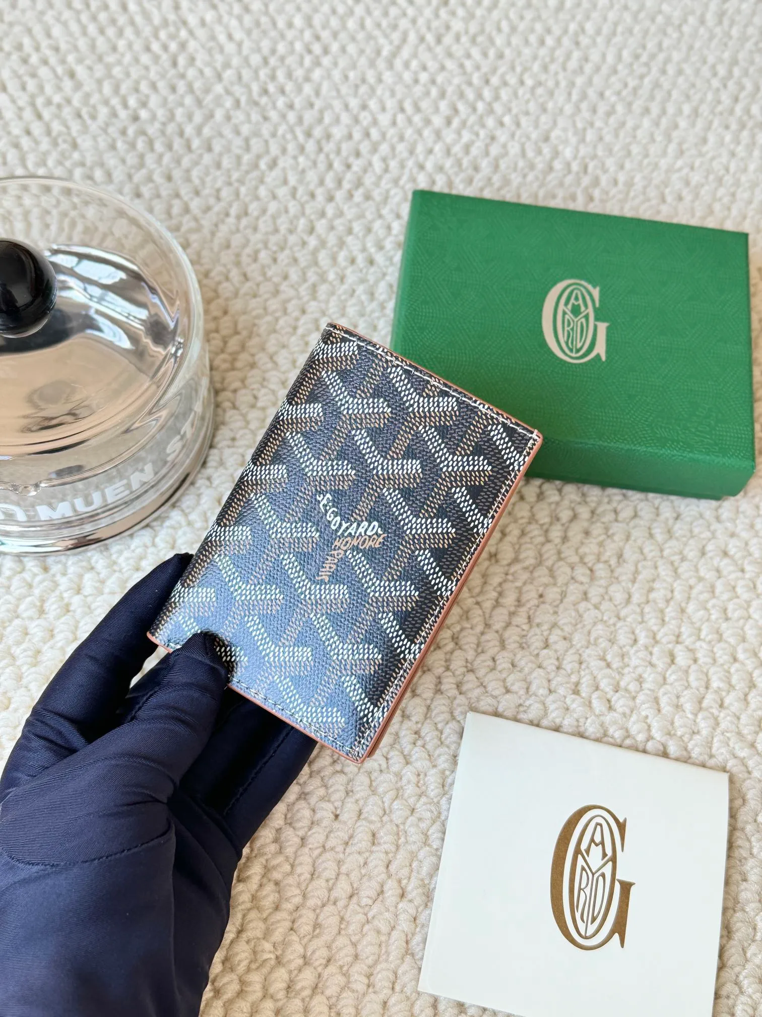 💰120 Goyard Goyardine Canvas & Vauzelles Calfskin No.: 803 Multiple colors available. Can be used as a couple model. It’s yyds to give as a gift for your own use! 6 card slots + two compartments, suitable for traveling. Small and portable, good-looking. Material: goyarine canvas and Vauzelles calfskin. Size: length 8*height 11