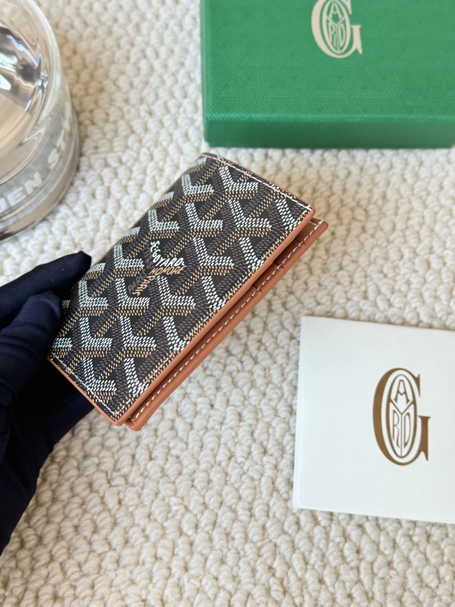 💰120 Goyard Goyardine Canvas & Vauzelles Calfskin No.: 803 Multiple colors available. Can be used as a couple model. It’s yyds to give as a gift for your own use! 6 card slots + two compartments, suitable for traveling. Small and portable, good-looking. Material: goyarine canvas and Vauzelles calfskin. Size: length 8*height 11