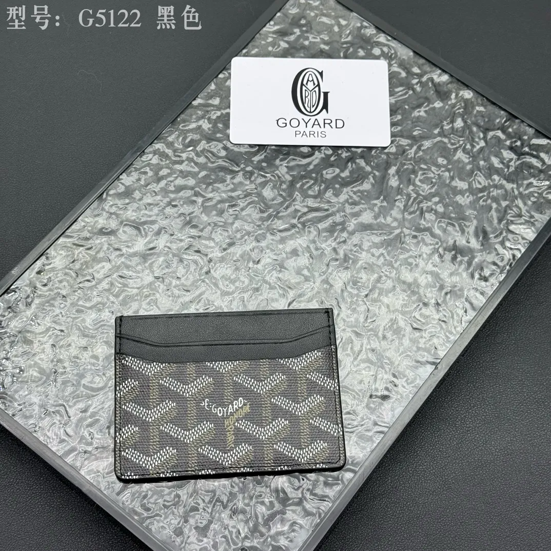 💰90 💎The top-quality original GOYARD Saint-Sulpice card holder has a small and compact design, and its central pocket can store cards, IDs or folded banknotes. The compact design fits nicely in a jacket or pants pocket. Model; G5122 Size: 7*10.5*0.2cm