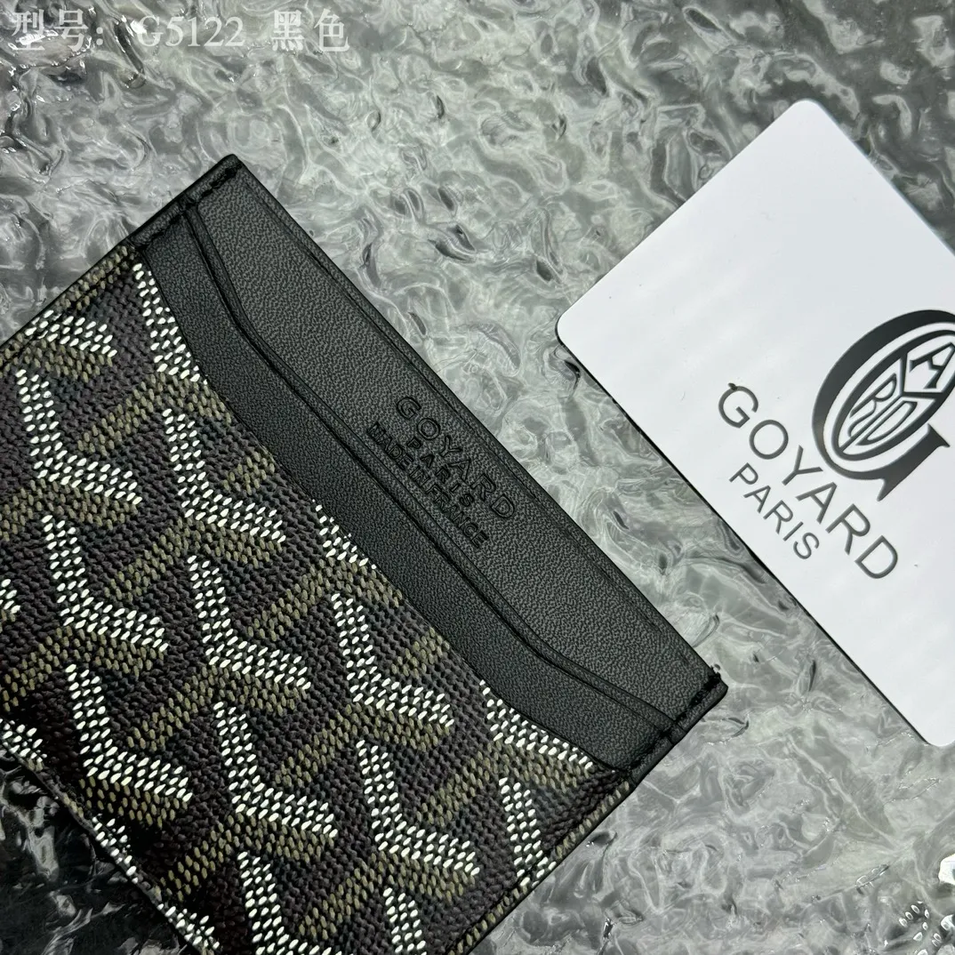 💰90 💎The top-quality original GOYARD Saint-Sulpice card holder has a small and compact design, and its central pocket can store cards, IDs or folded banknotes. The compact design fits nicely in a jacket or pants pocket. Model; G5122 Size: 7*10.5*0.2cm